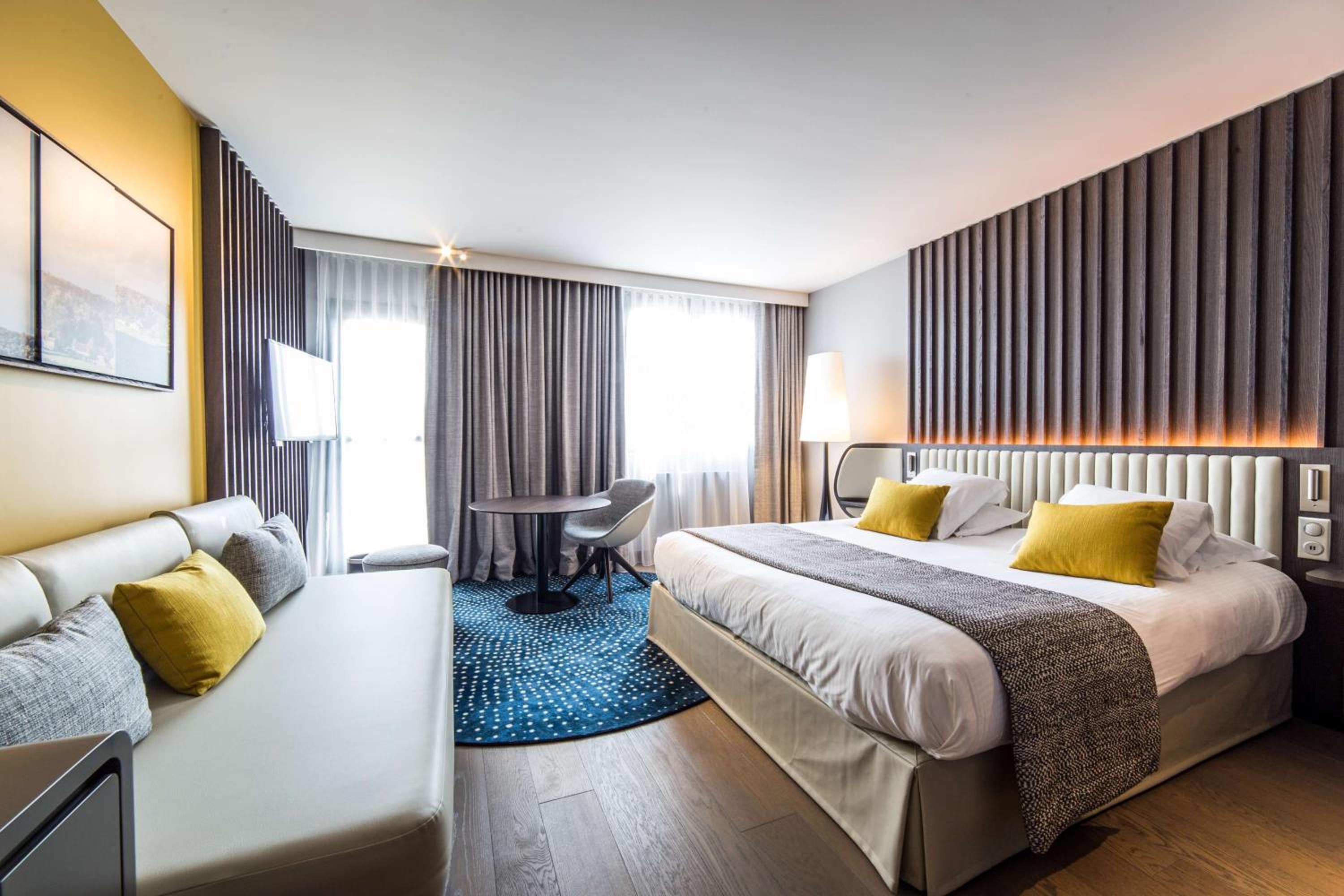 Privilege Queen Room with Single Bed - Photo 1
