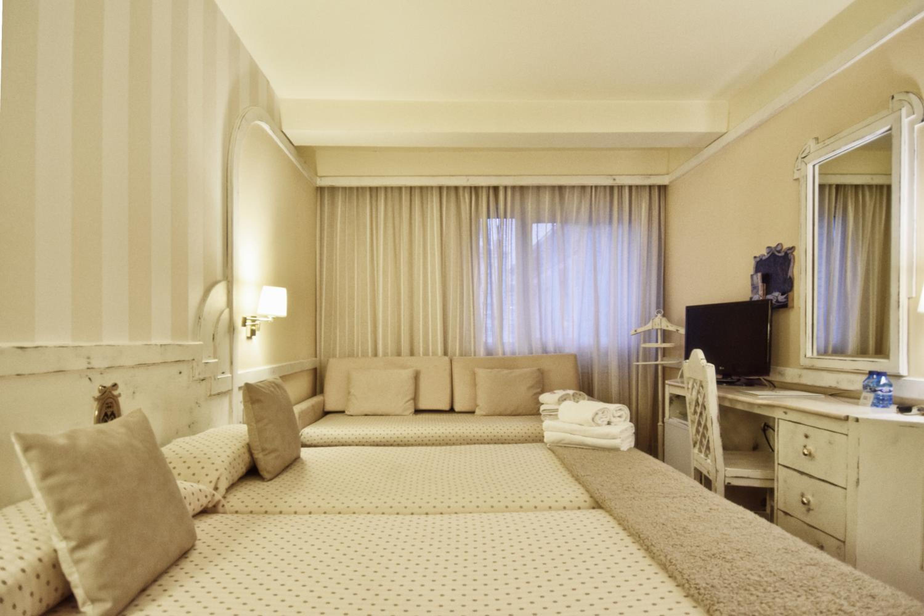 Quadruple Room (2 Adults + 2 Children) photo 3