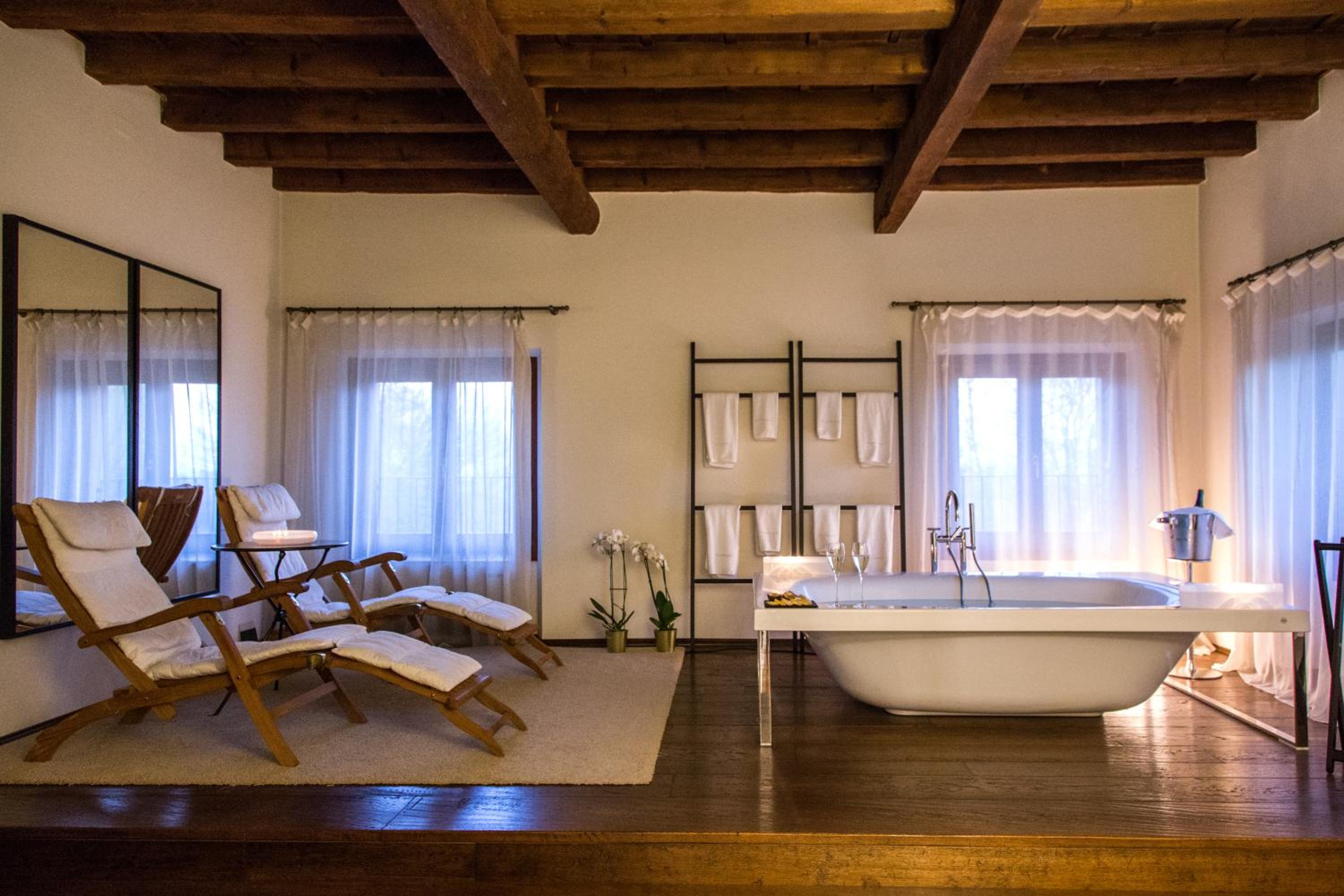 Deluxe Suite with Spa Bath - Photo 7