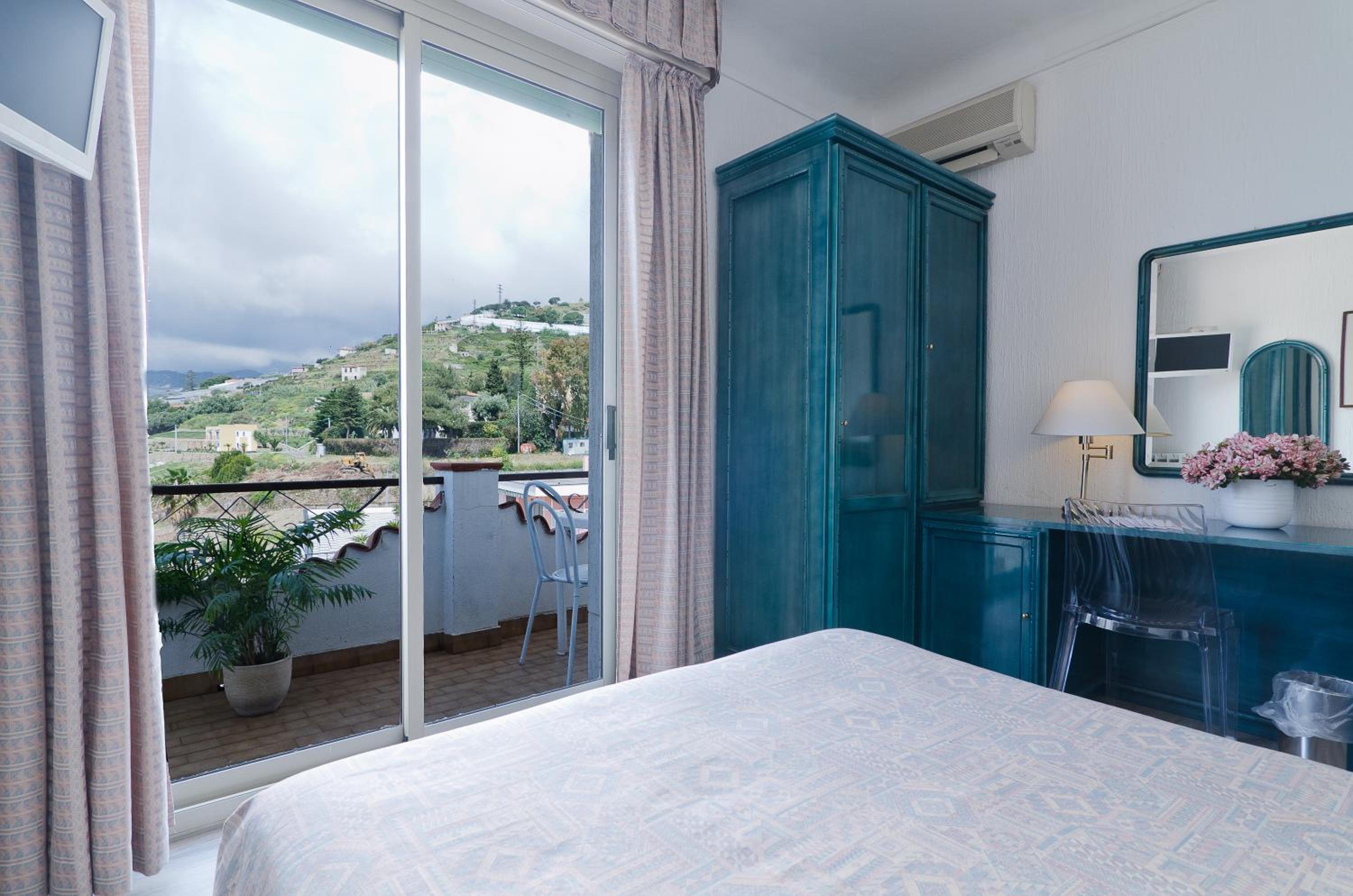 Double Room with Sea View - Photo 3