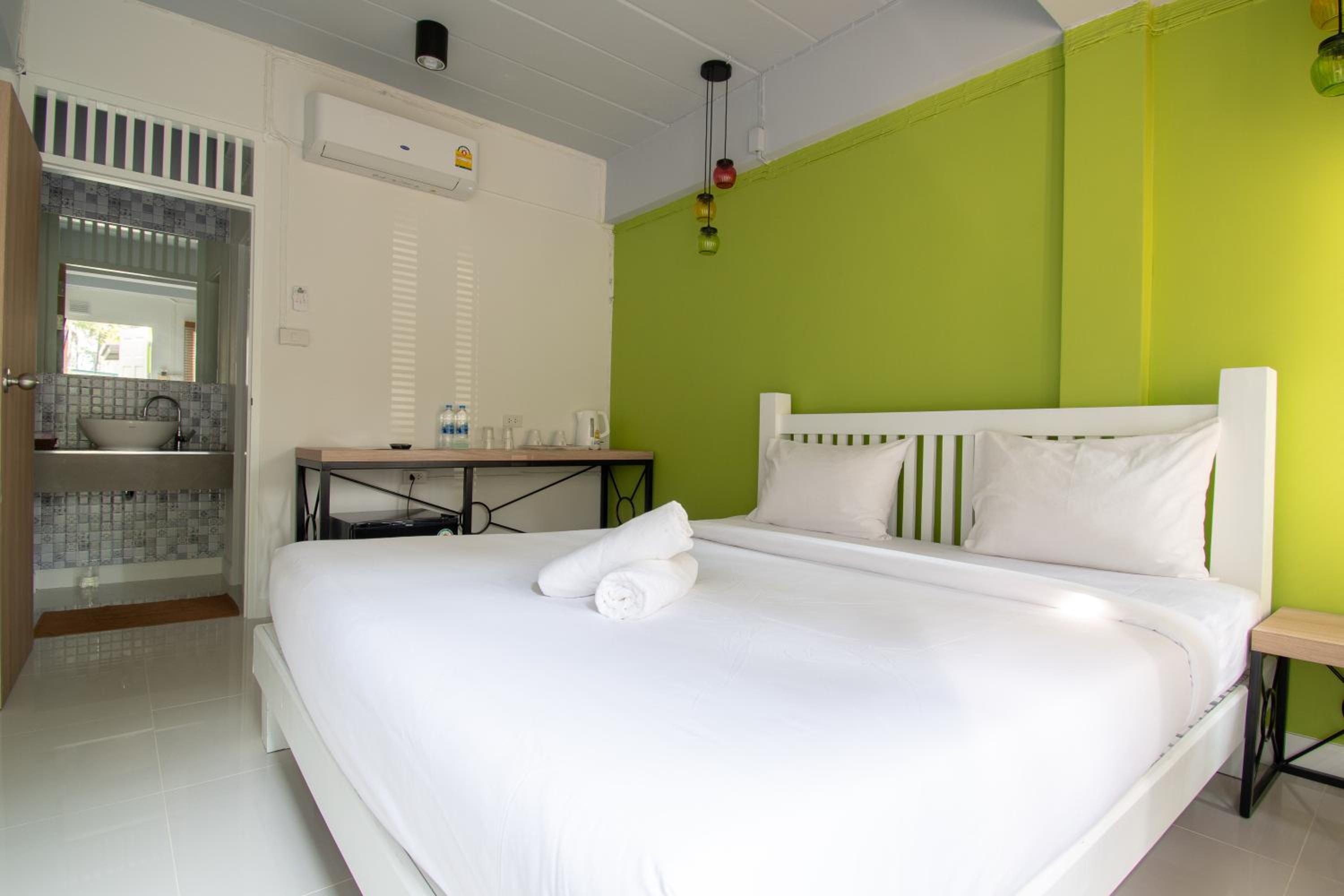 Standard Double Room - Photo 9