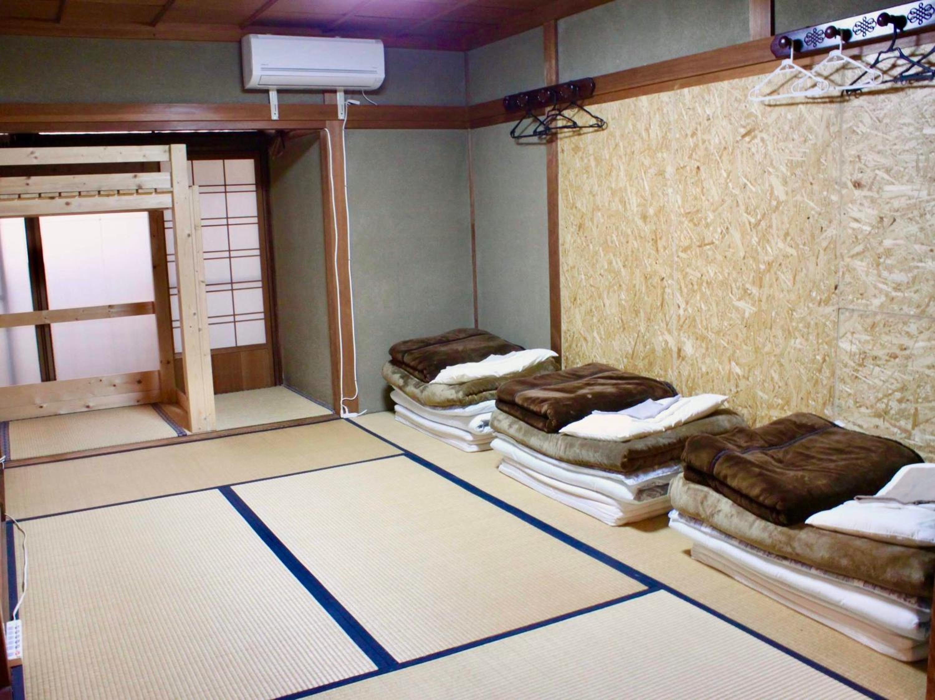  	Single Futon in Japanese-Style Male Dormitory Room photo 1