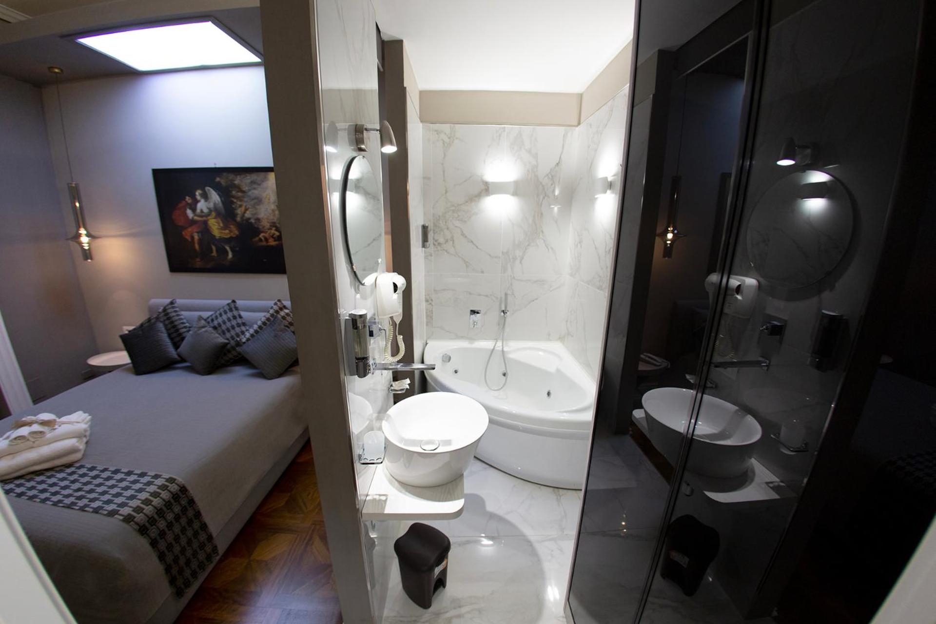 Suite with Spa Bath photo 2