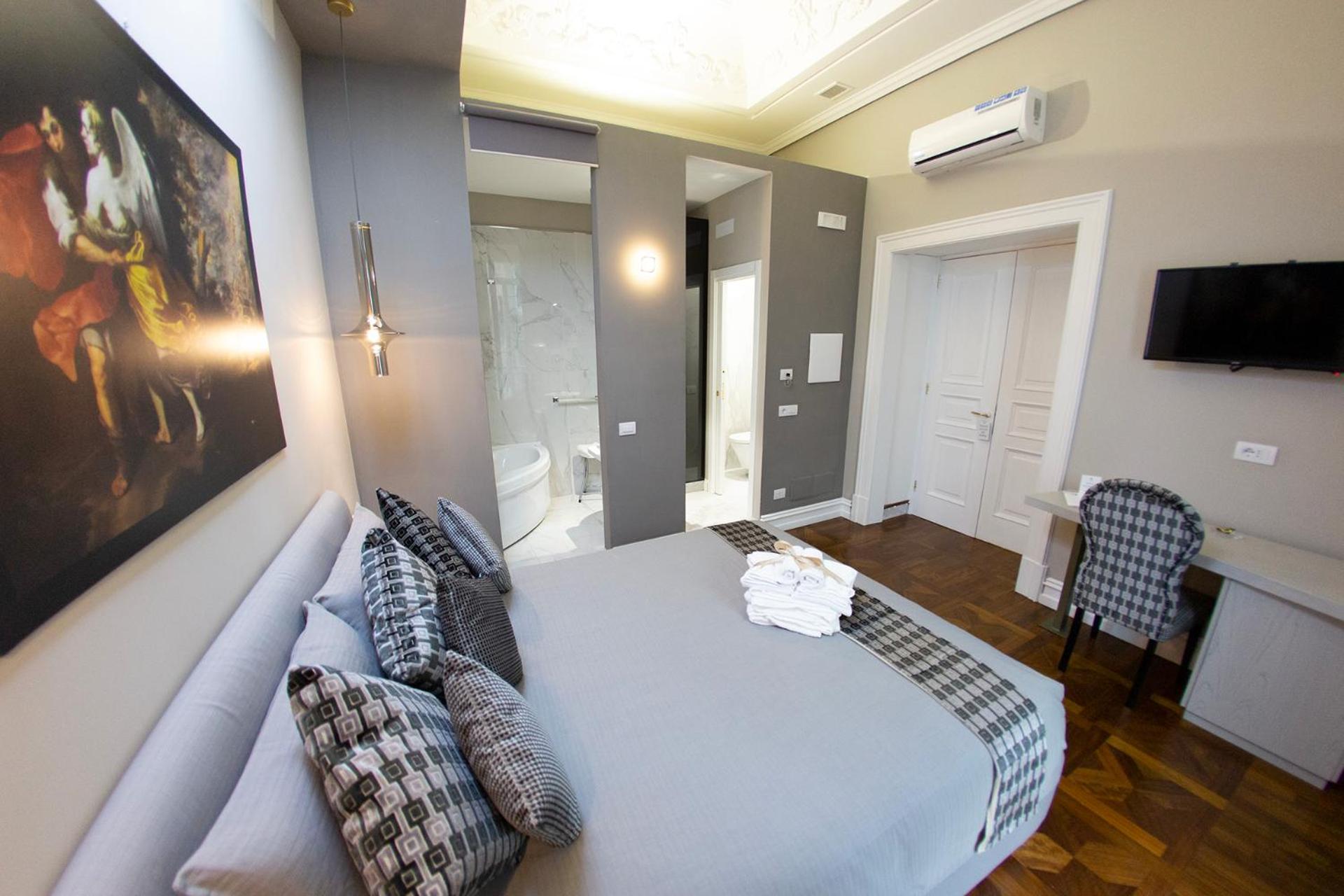 Suite with Spa Bath photo 3