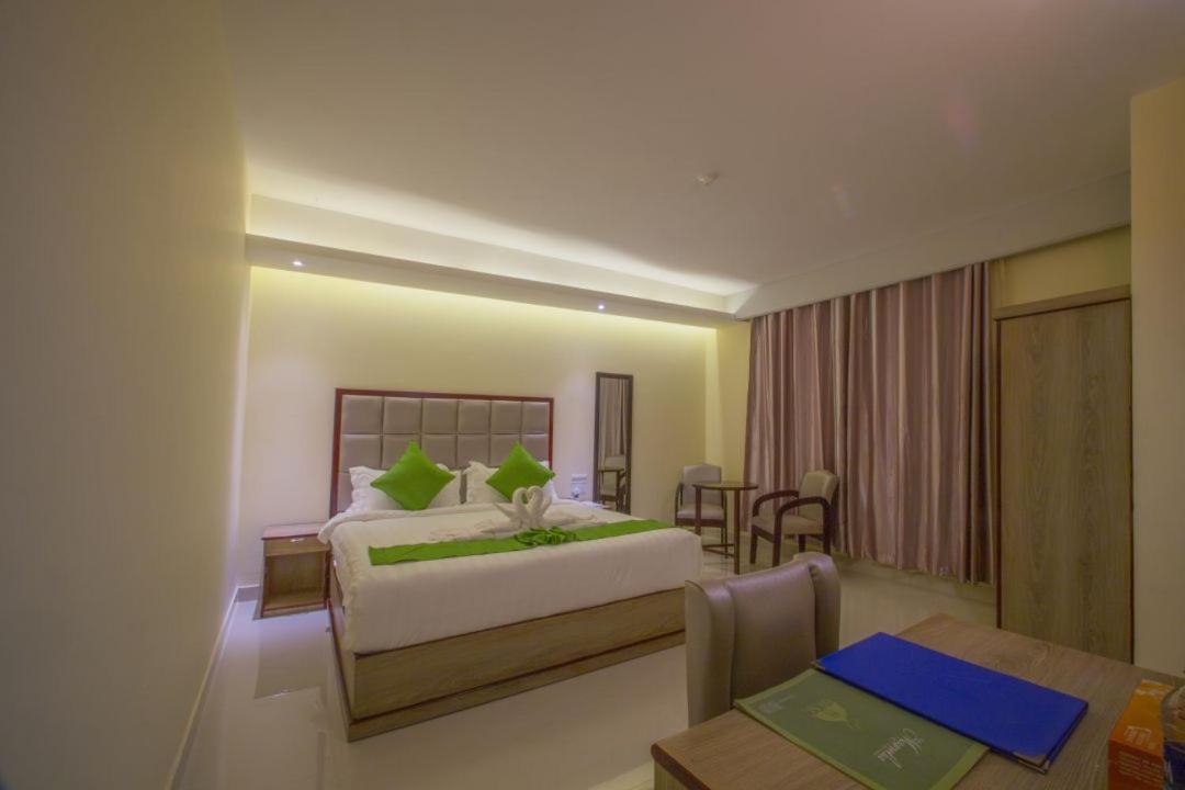 Deluxe King Suite photo 2