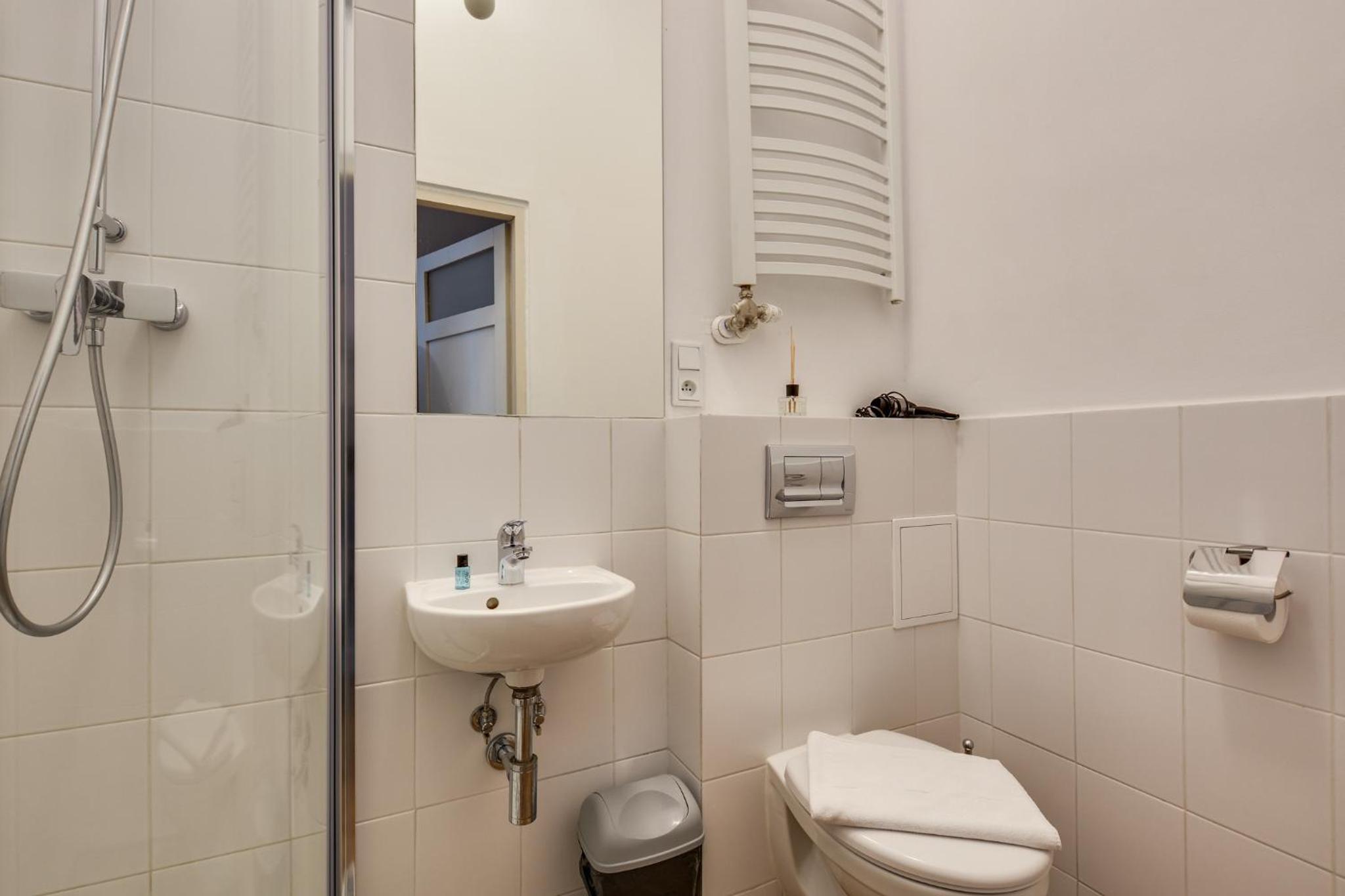 Single Room with Private Bathroom photo 3