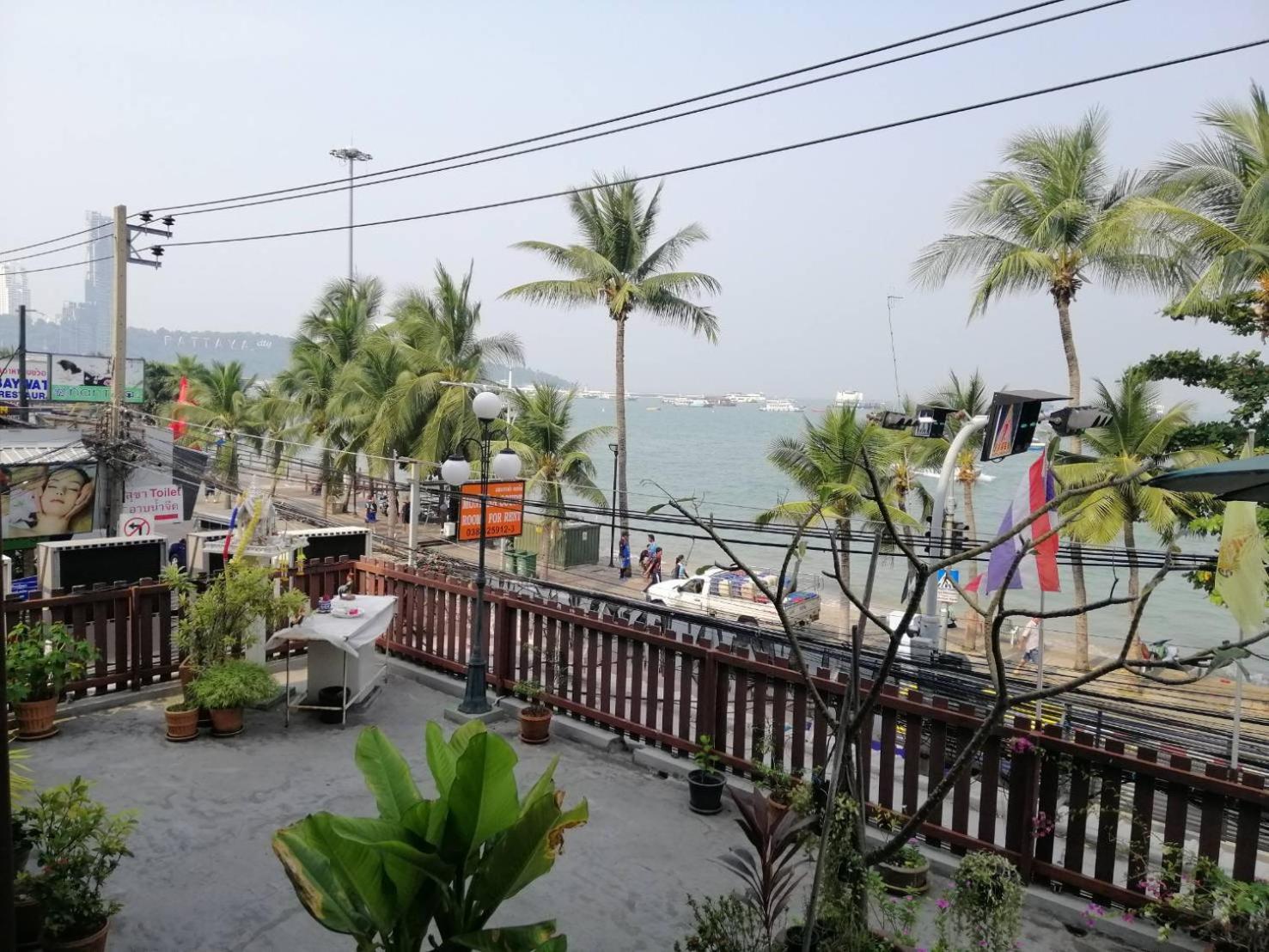 Deluxe Double Room with Side Sea View thumbnail 5