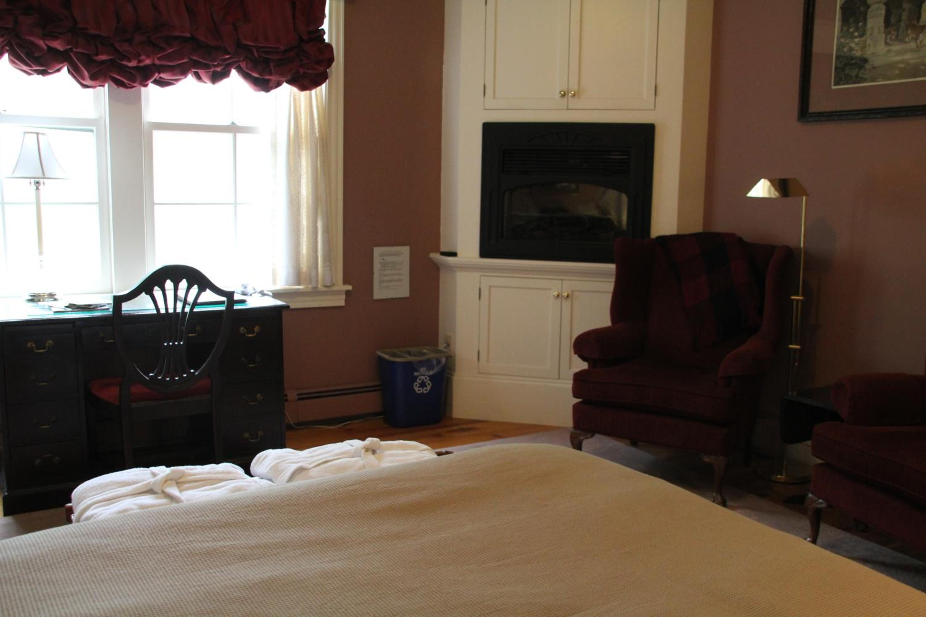 Queen and Twin Room - Ground Floor photo 3