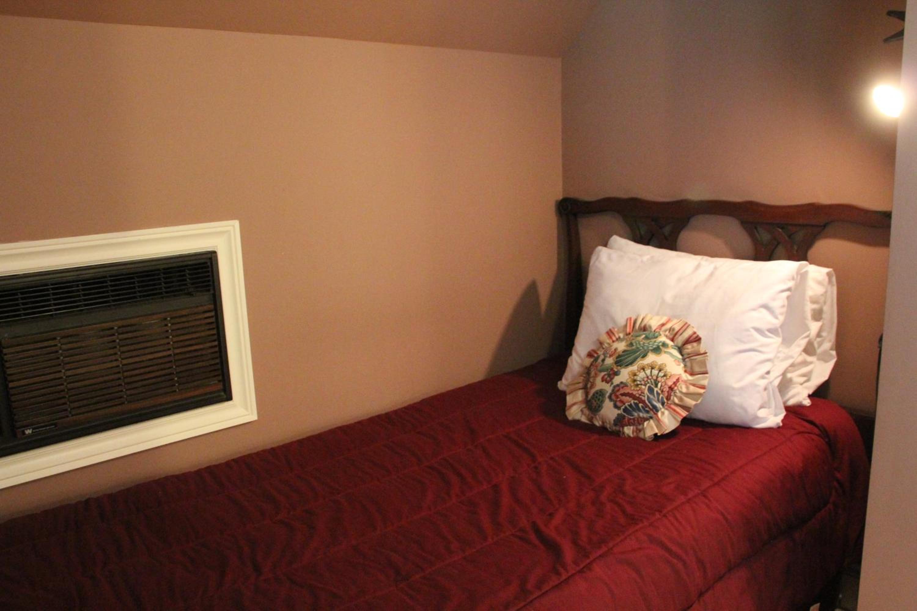 Queen and Twin Room - Ground Floor photo 3