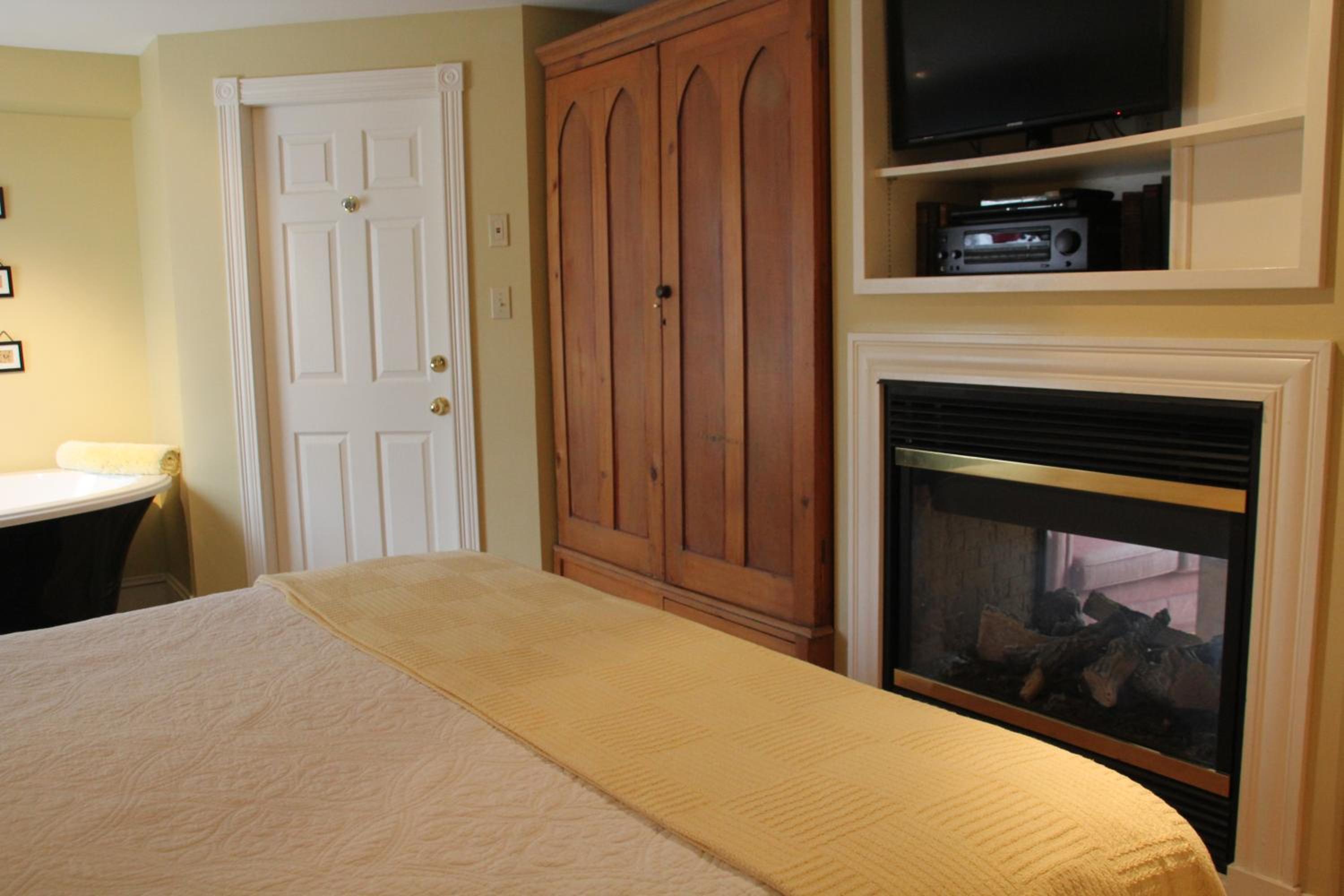 King Suite with Sofa Bed - Second Floor photo 3