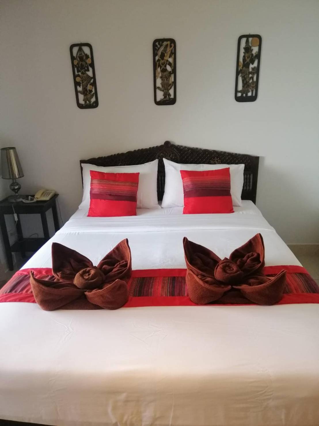 Deluxe Double Room with Side Sea View