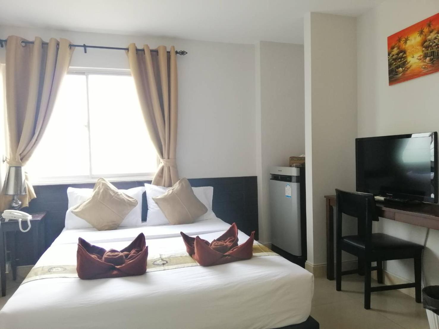 Deluxe Double Room with Side Sea View thumbnail 6