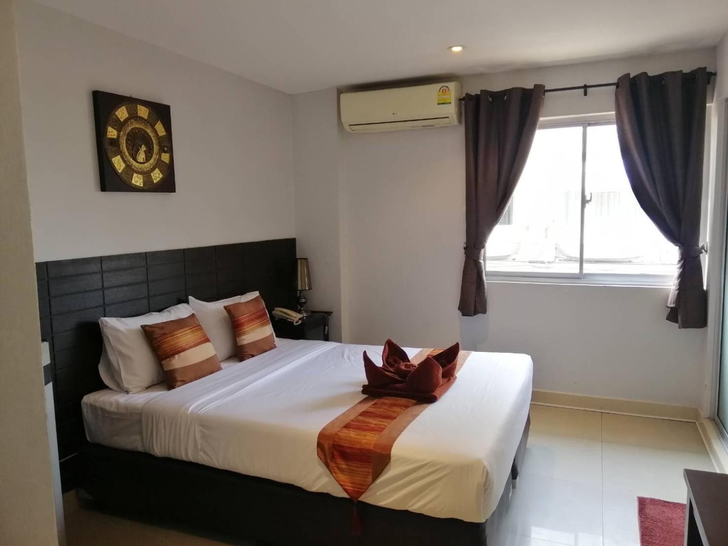 Deluxe Double Room with Side Sea View