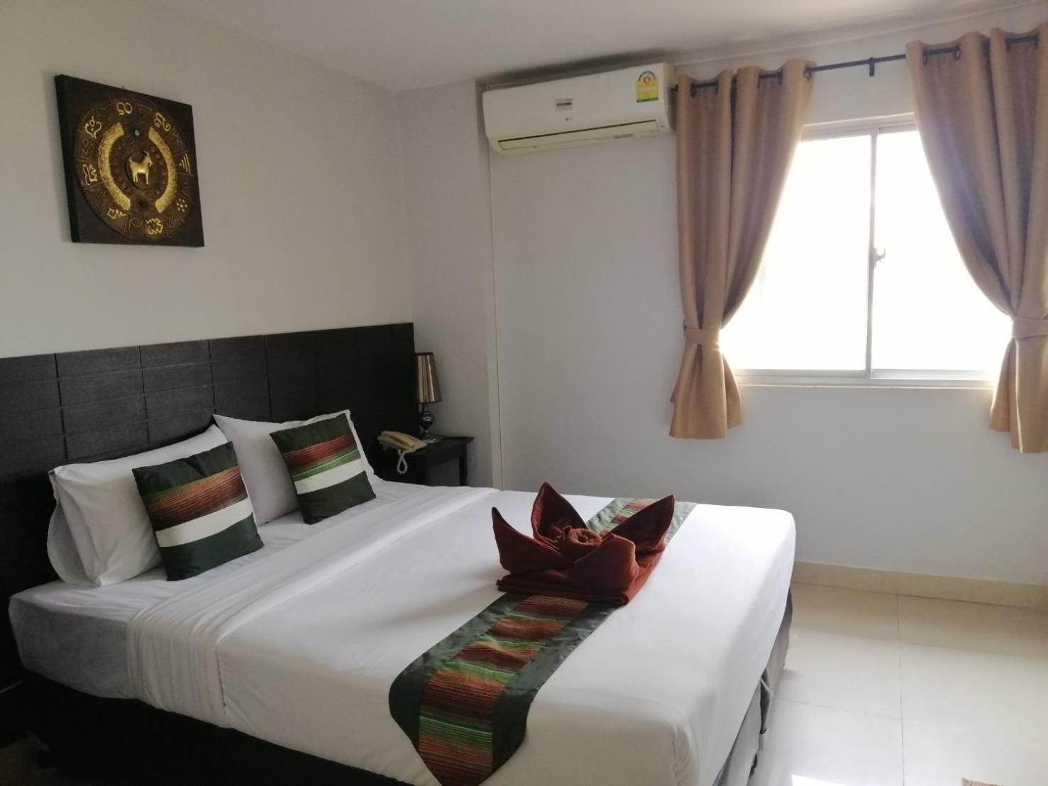 Deluxe Double Room with Side Sea View