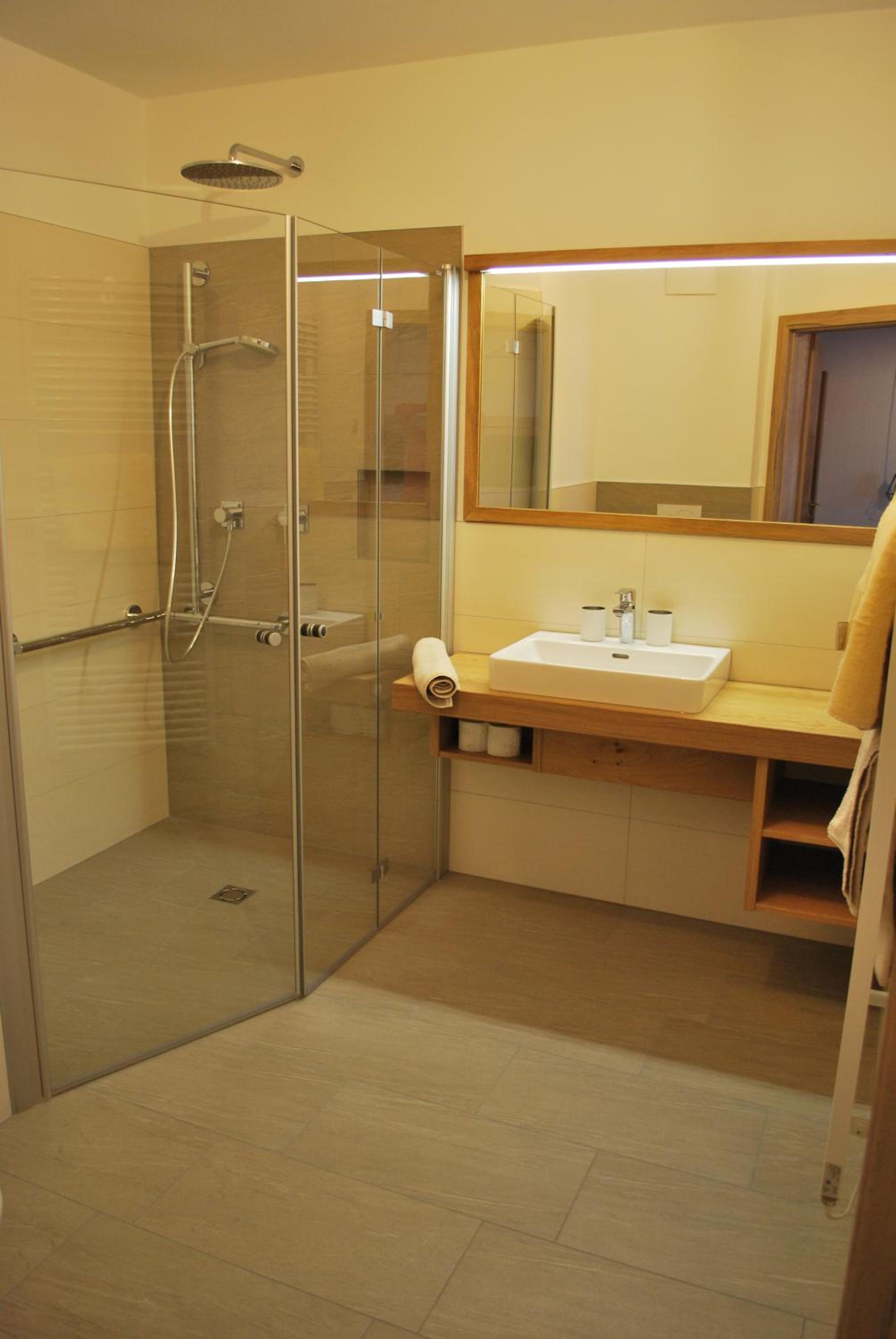 One-Bedroom Suite - Photo 3
