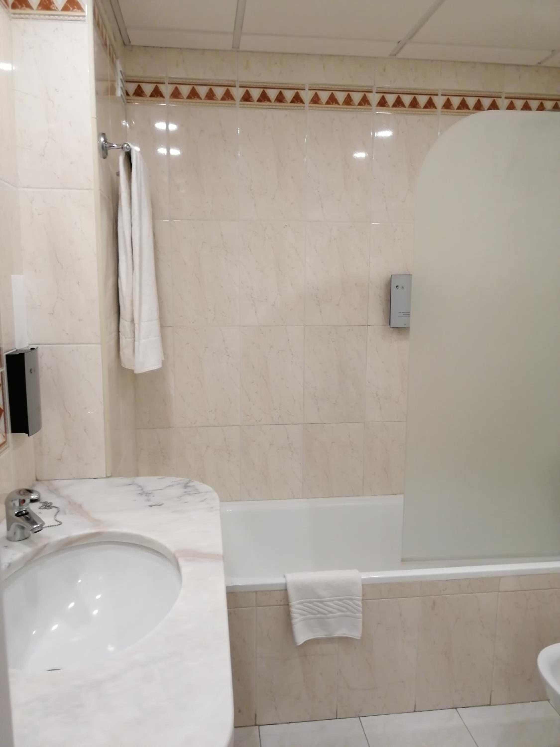 Double Room - Photo 7