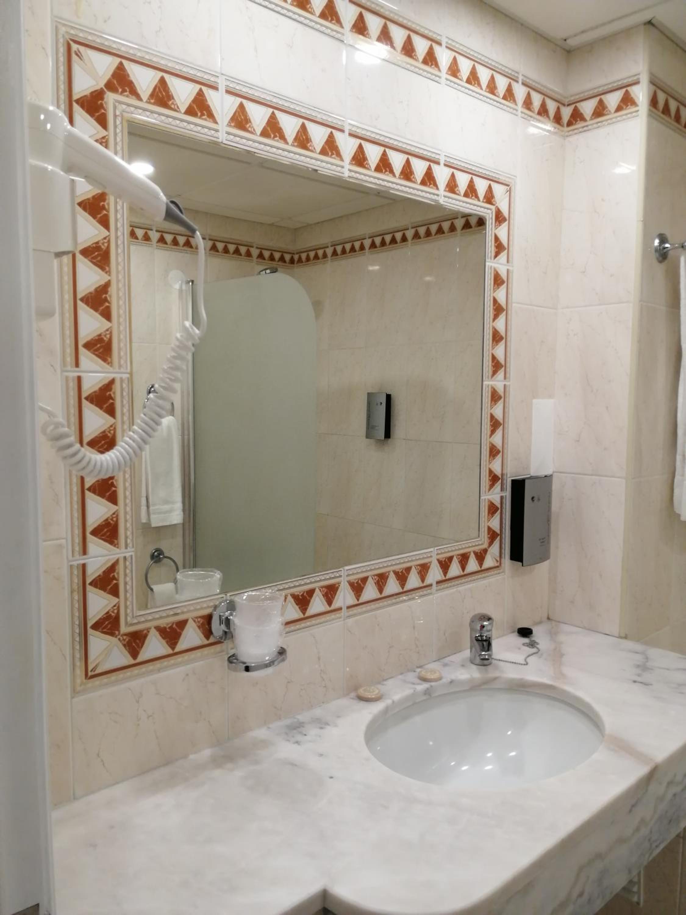 Double Room - Photo 8