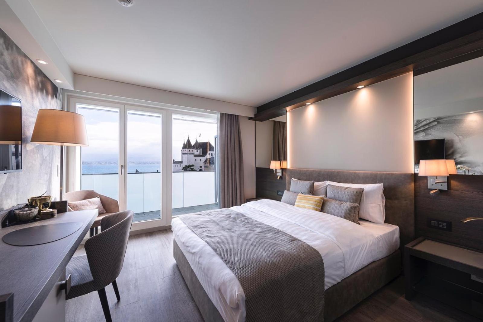 Double or Twin Room with Lake View - Photo 1