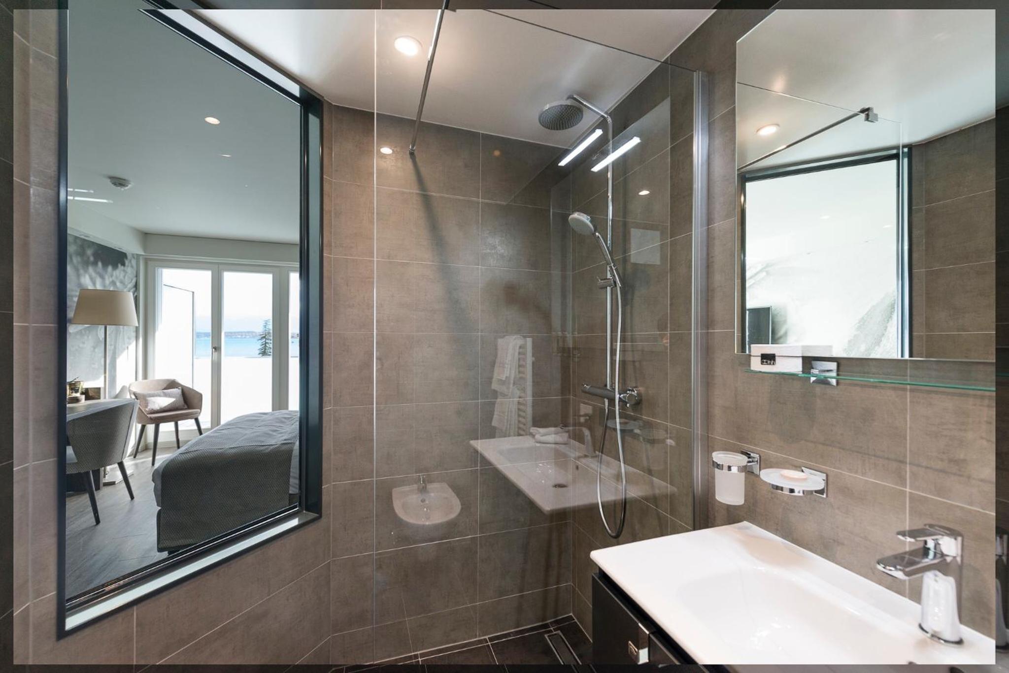 Double or Twin Room with Lake View - Photo 7