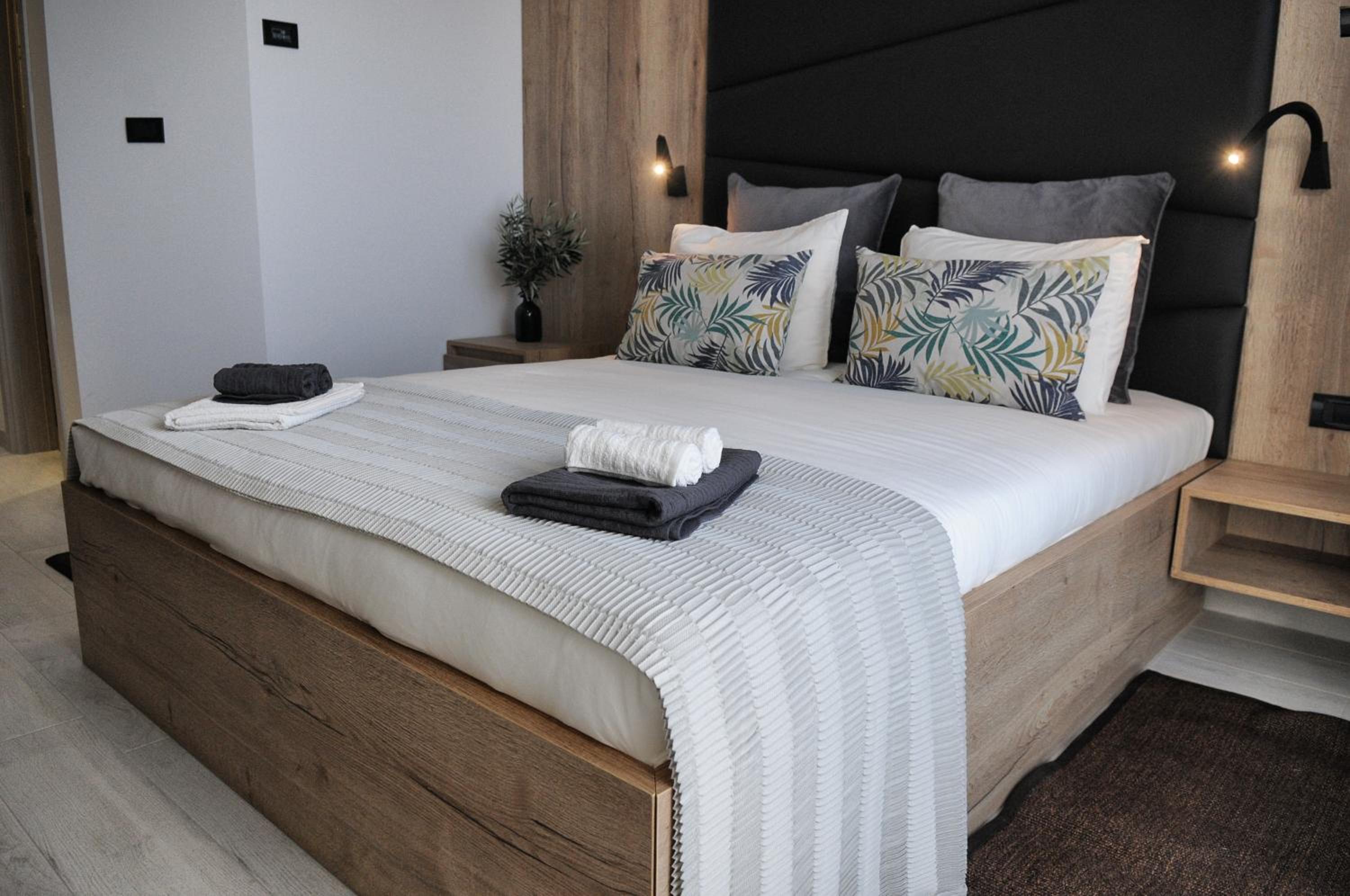 Double Room with Balcony - Photo 5