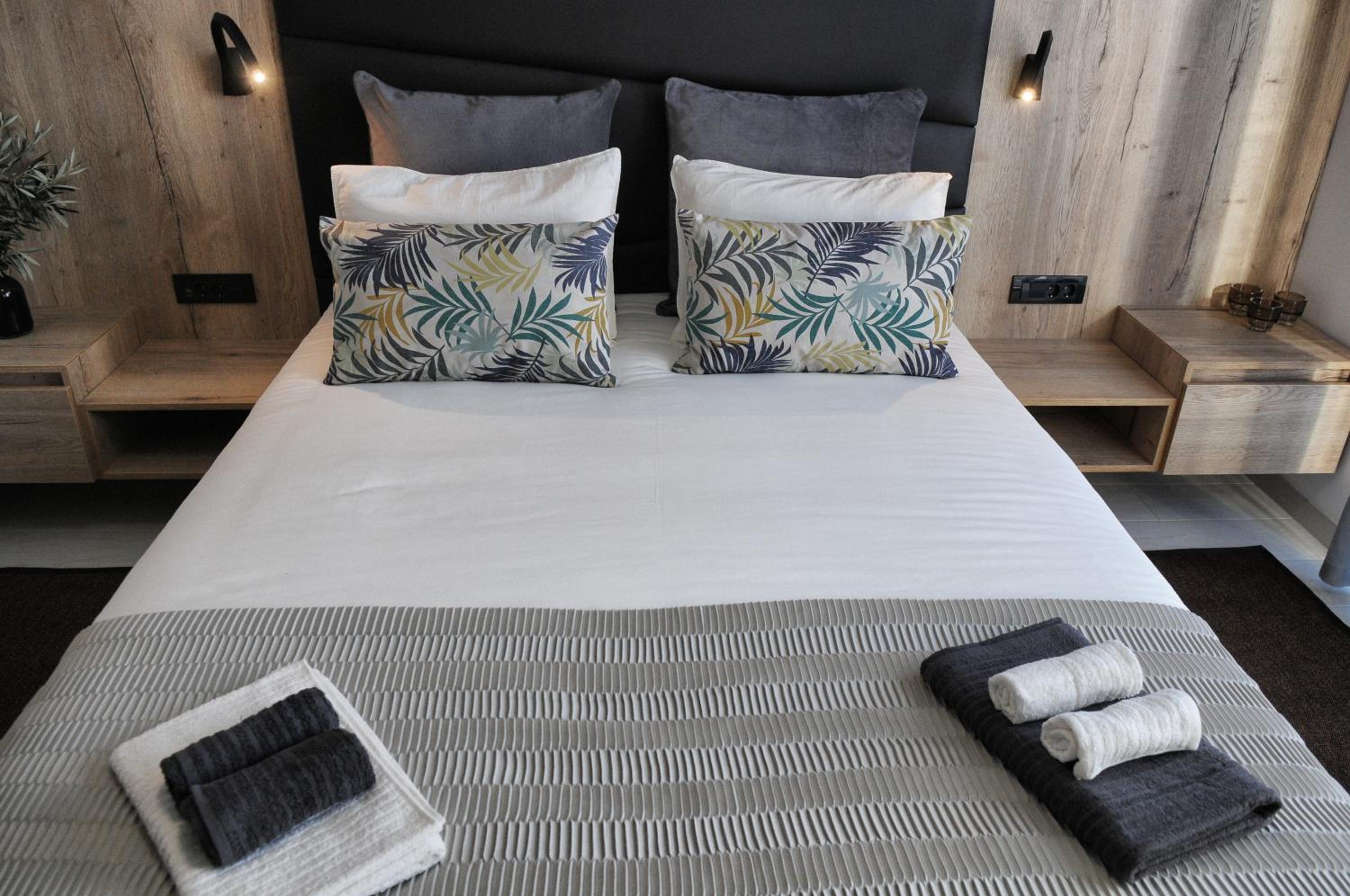 Double Room with Balcony and Sea View - Photo 8