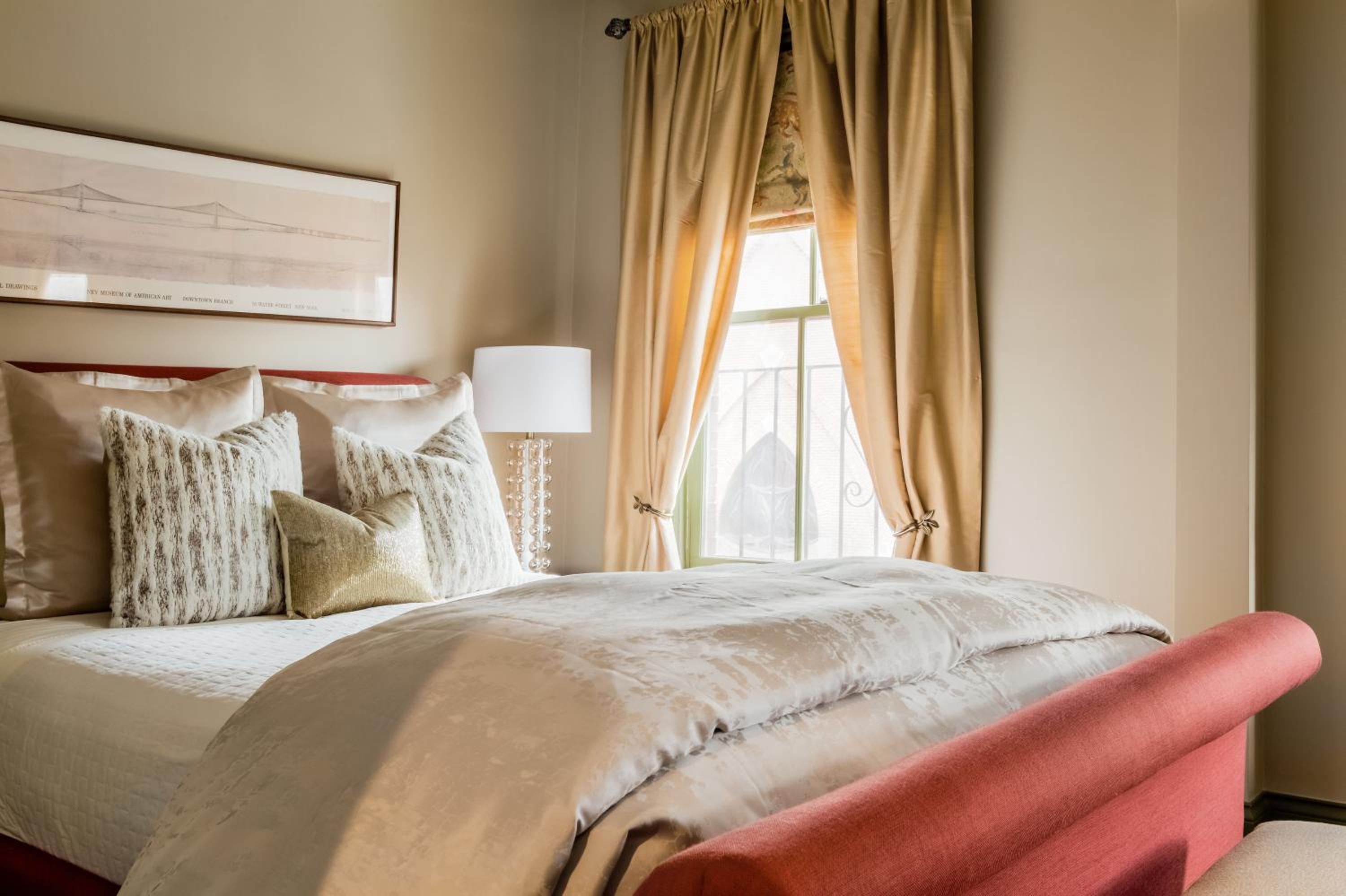 Deluxe Queen Room - Photo 9