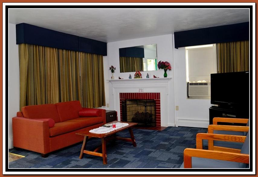Queen Suite with Fireplace photo 2
