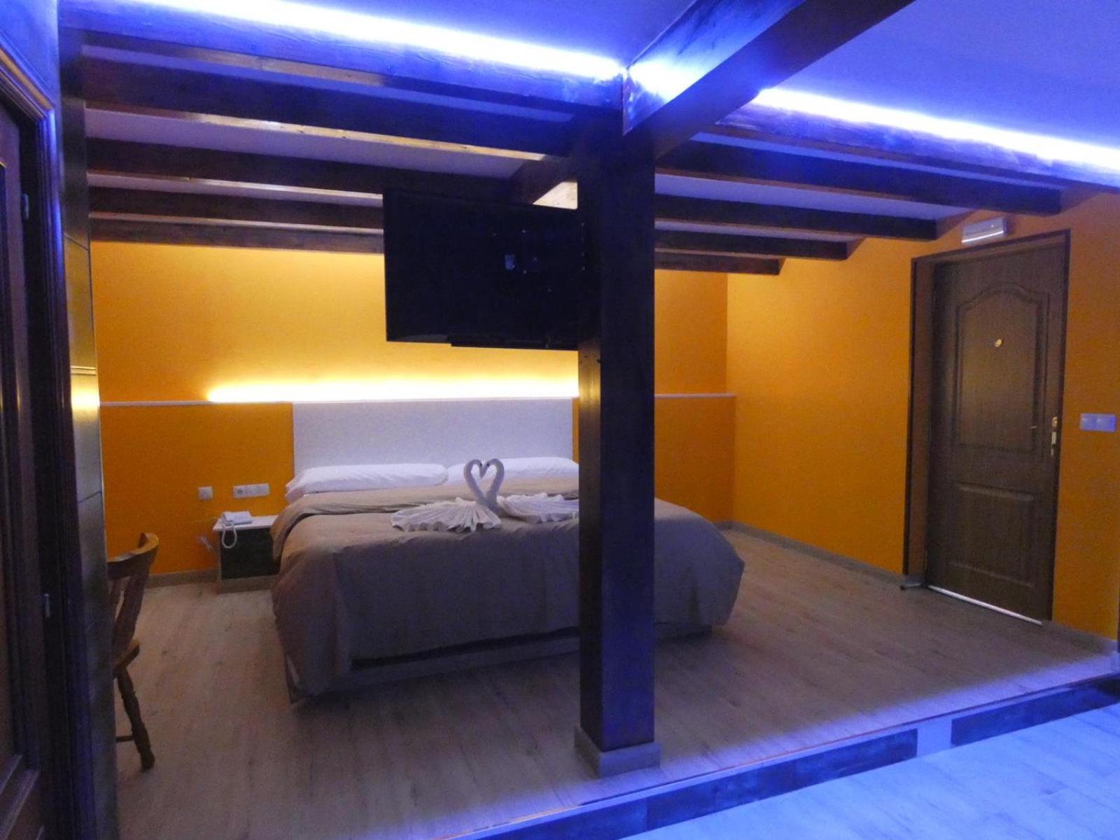 Queen Suite with Spa Bath photo 2
