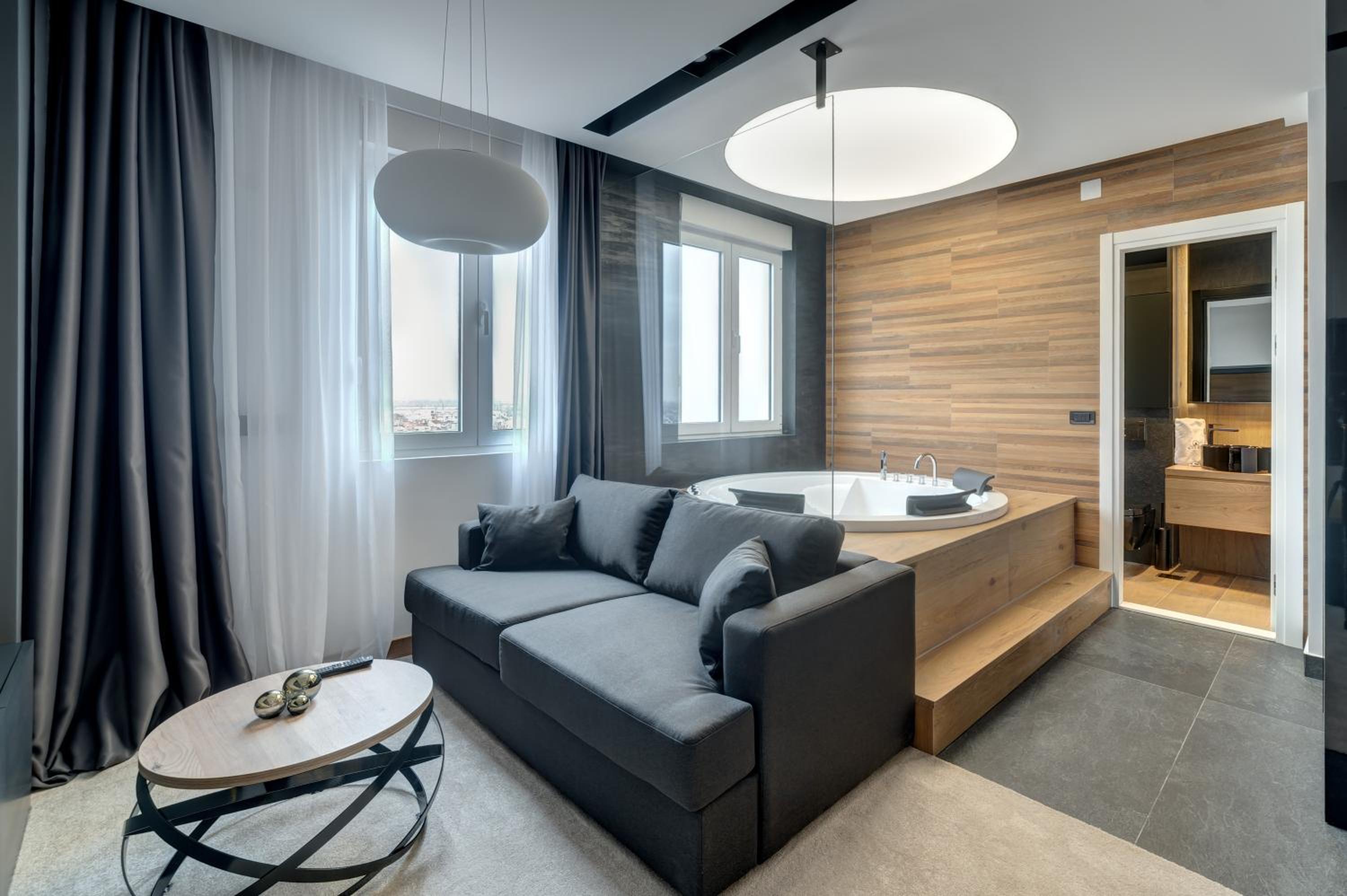 Suite with Spa Bath photo 3