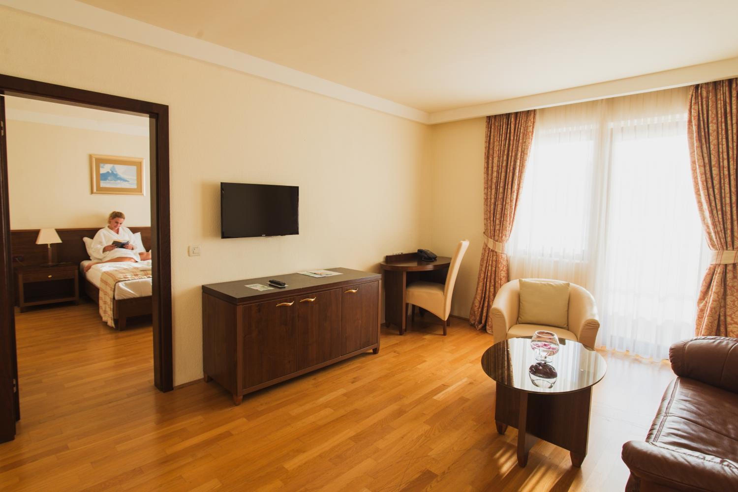 Junior Suite with Balcony and Sea View - Photo 3
