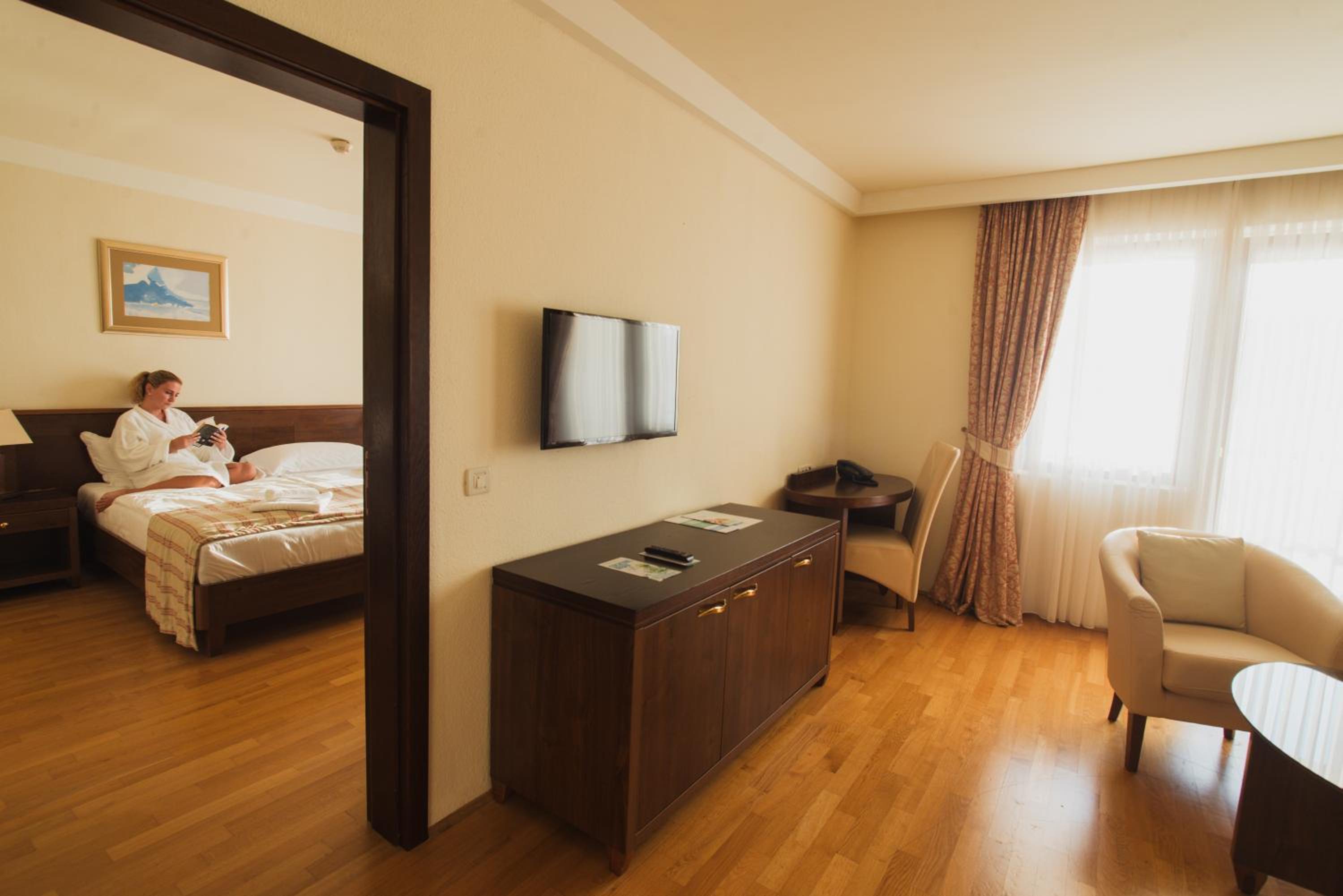 Junior Suite with Balcony and Sea View - Photo 4