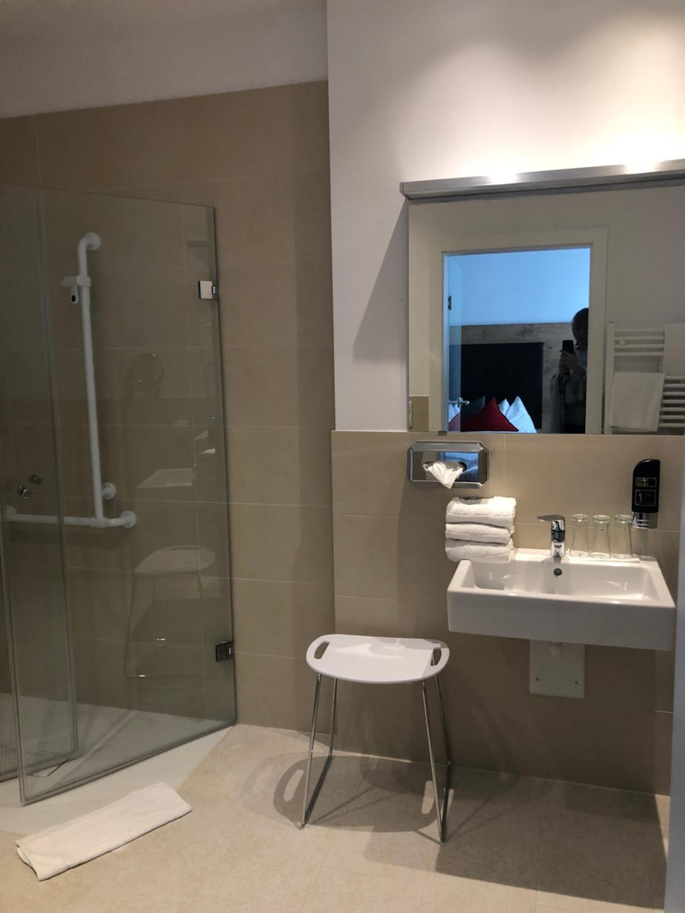 King Room with Roll-In Shower - Disability Access - Photo 2