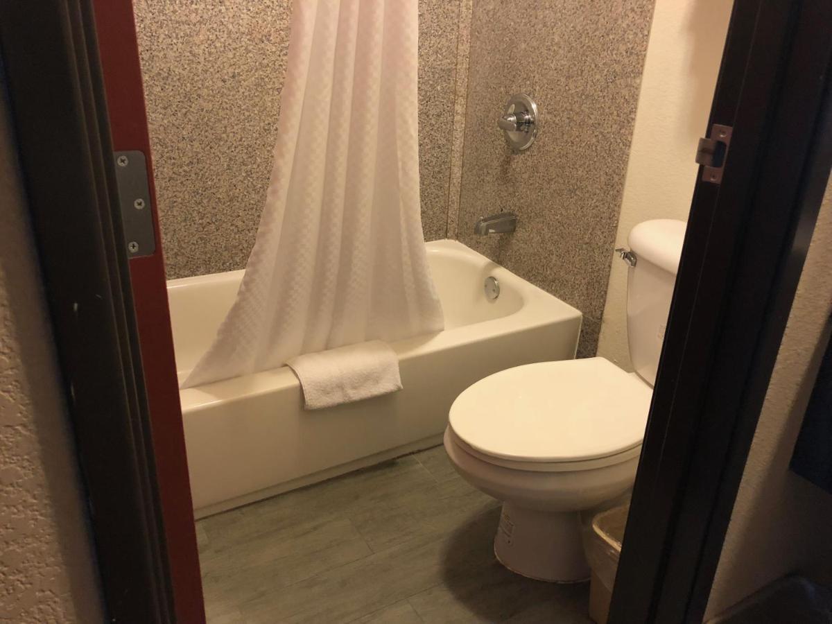 King Room - Non-Smoking photo 3