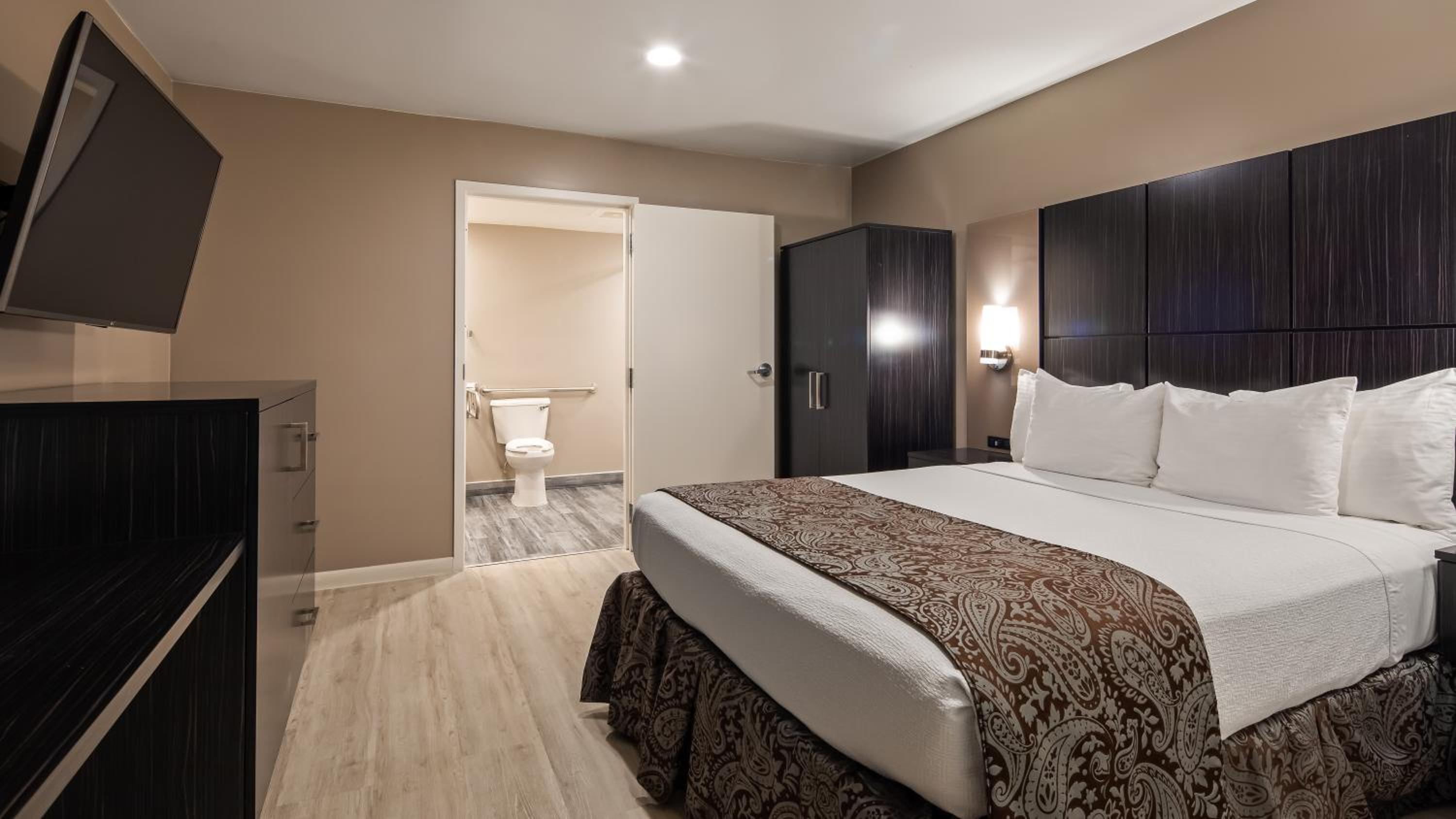 King Room with Bath Tub - Disability Access/Non-Smoking  - Photo 7