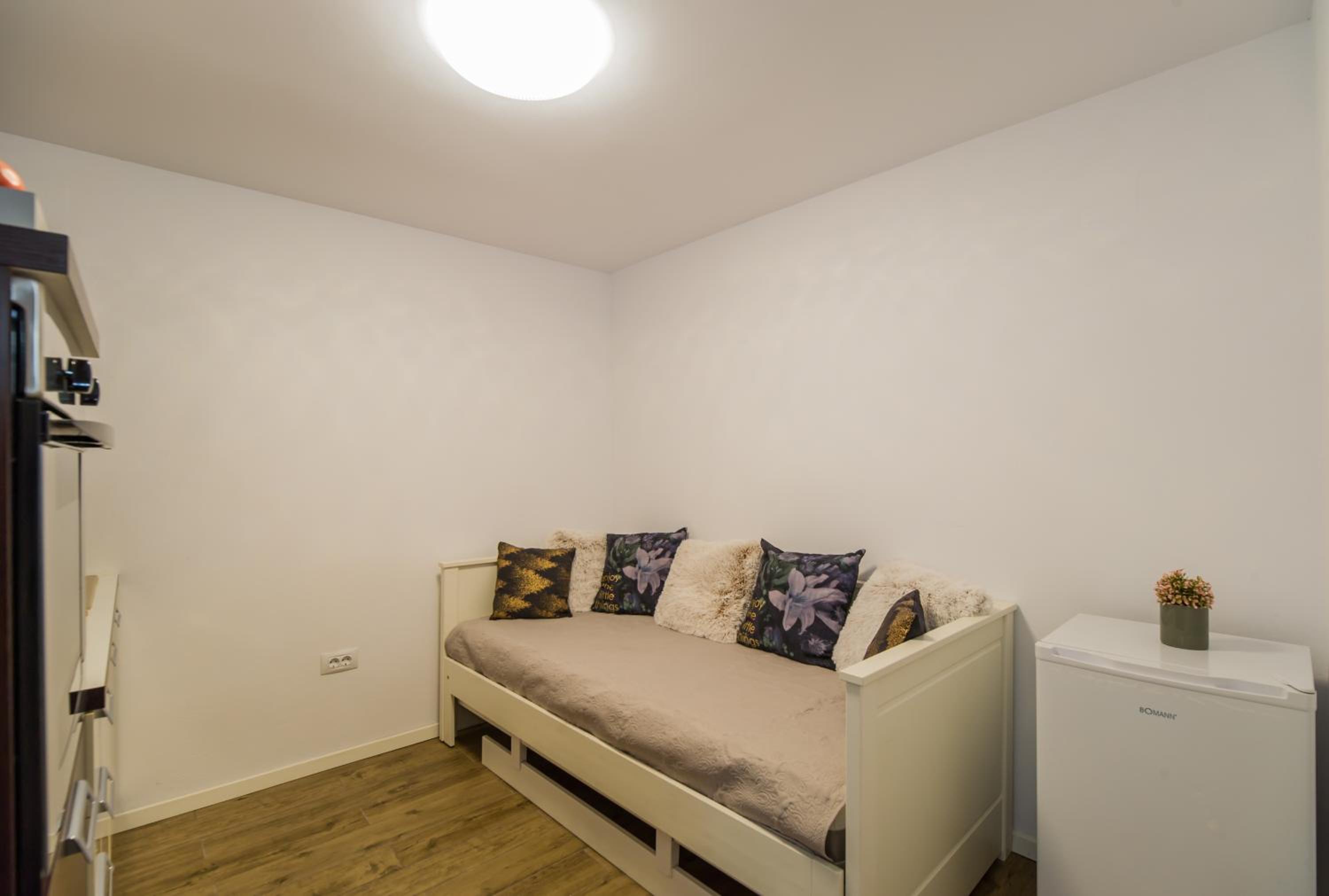 Studio Apartment - Photo 4