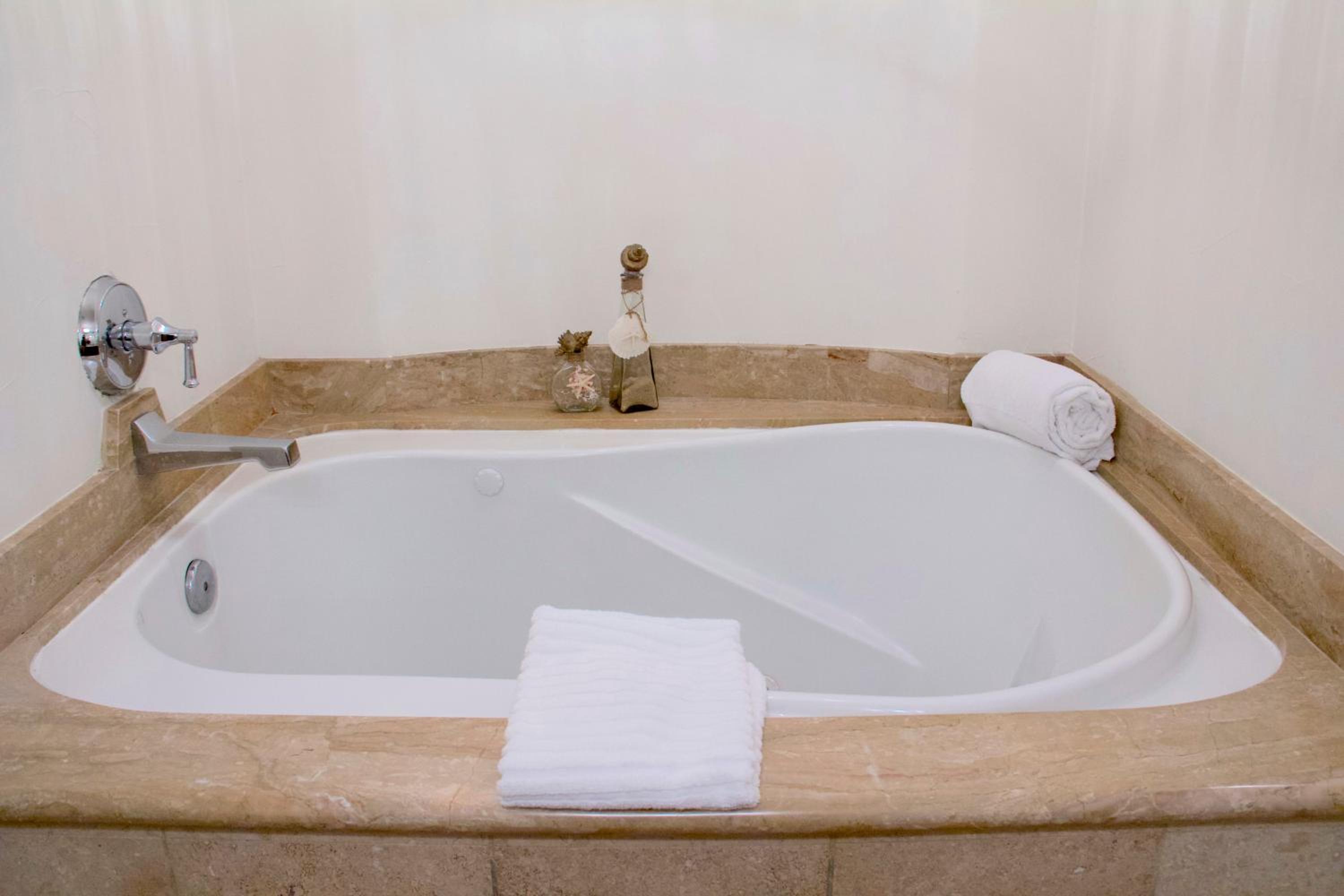 One-Bedroom Suite - Photo 9