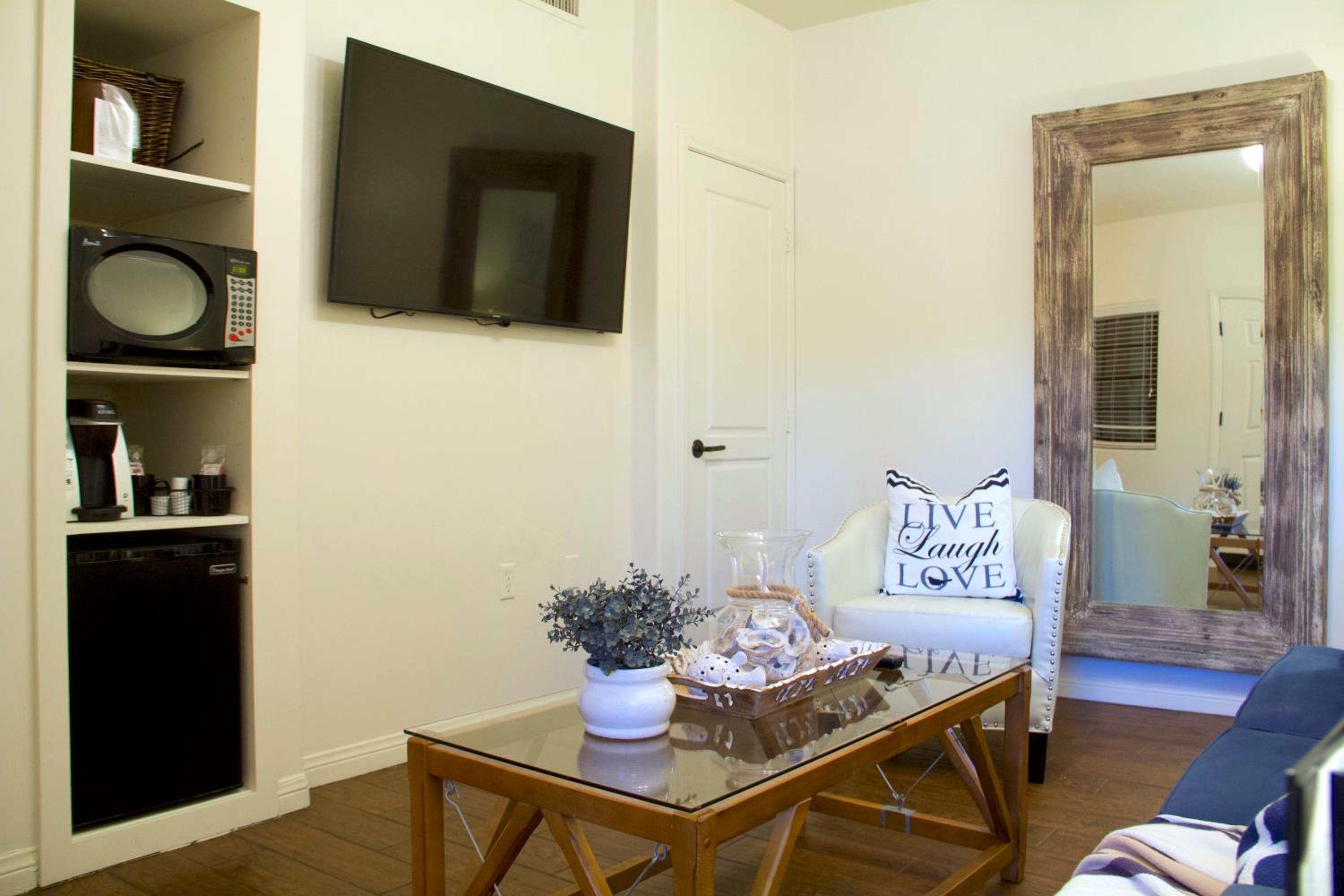 One-Bedroom Suite - Photo 6