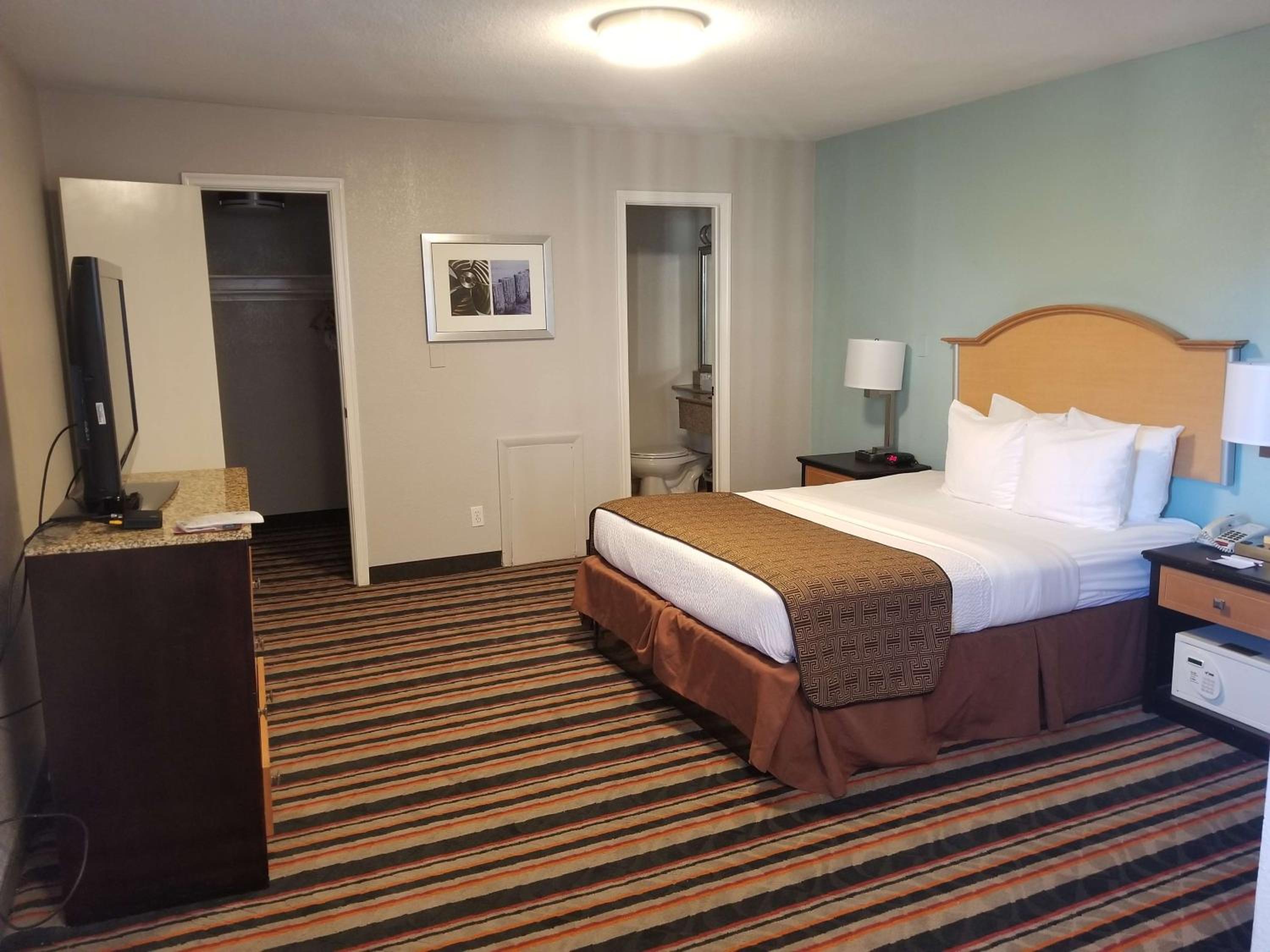 Two-Bedroom Apartment with Two King Beds and Sofa Bed - Photo 1
