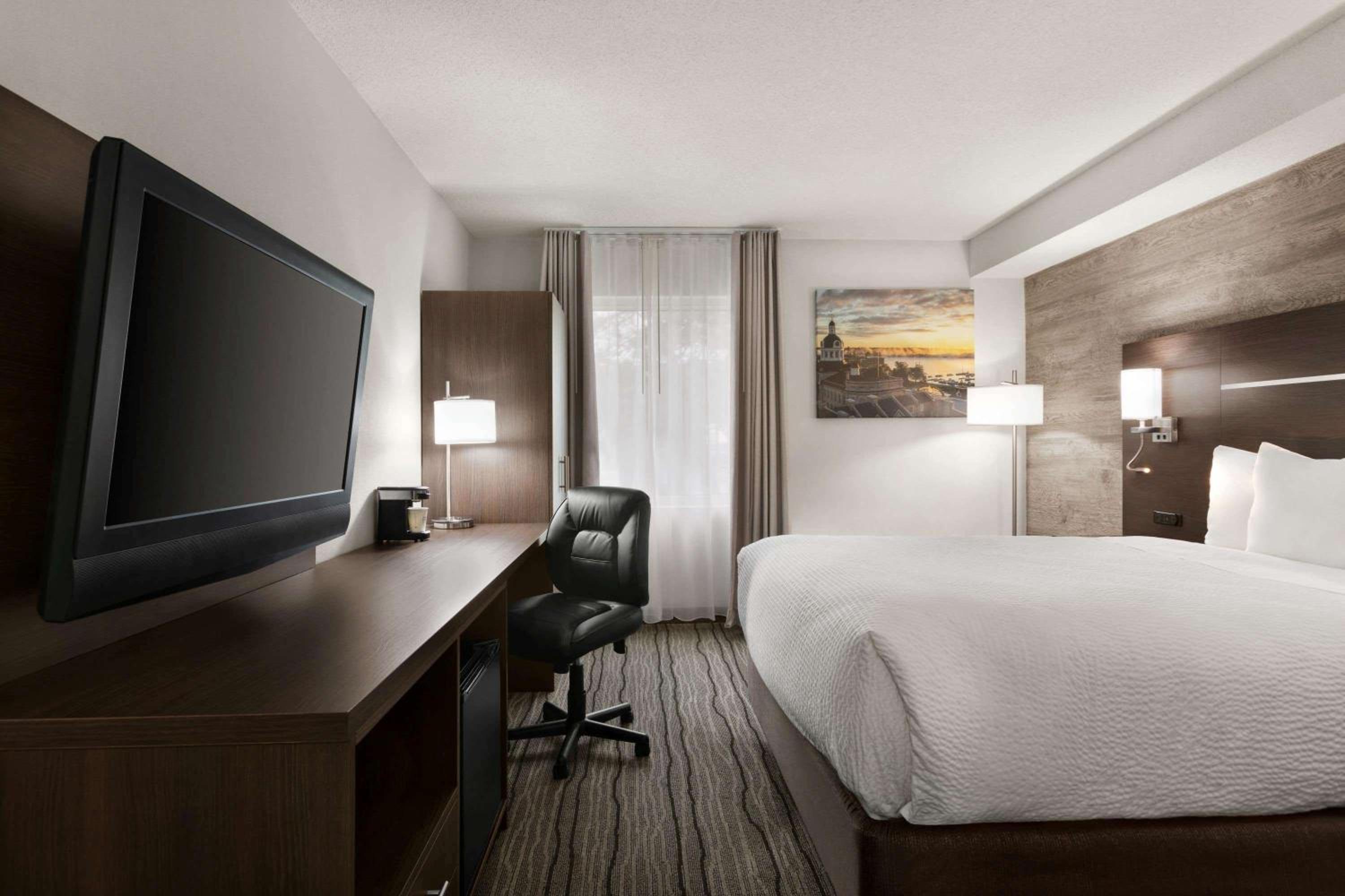 King Room - Wheelchair Accessible/Non-Smoking - Photo 1