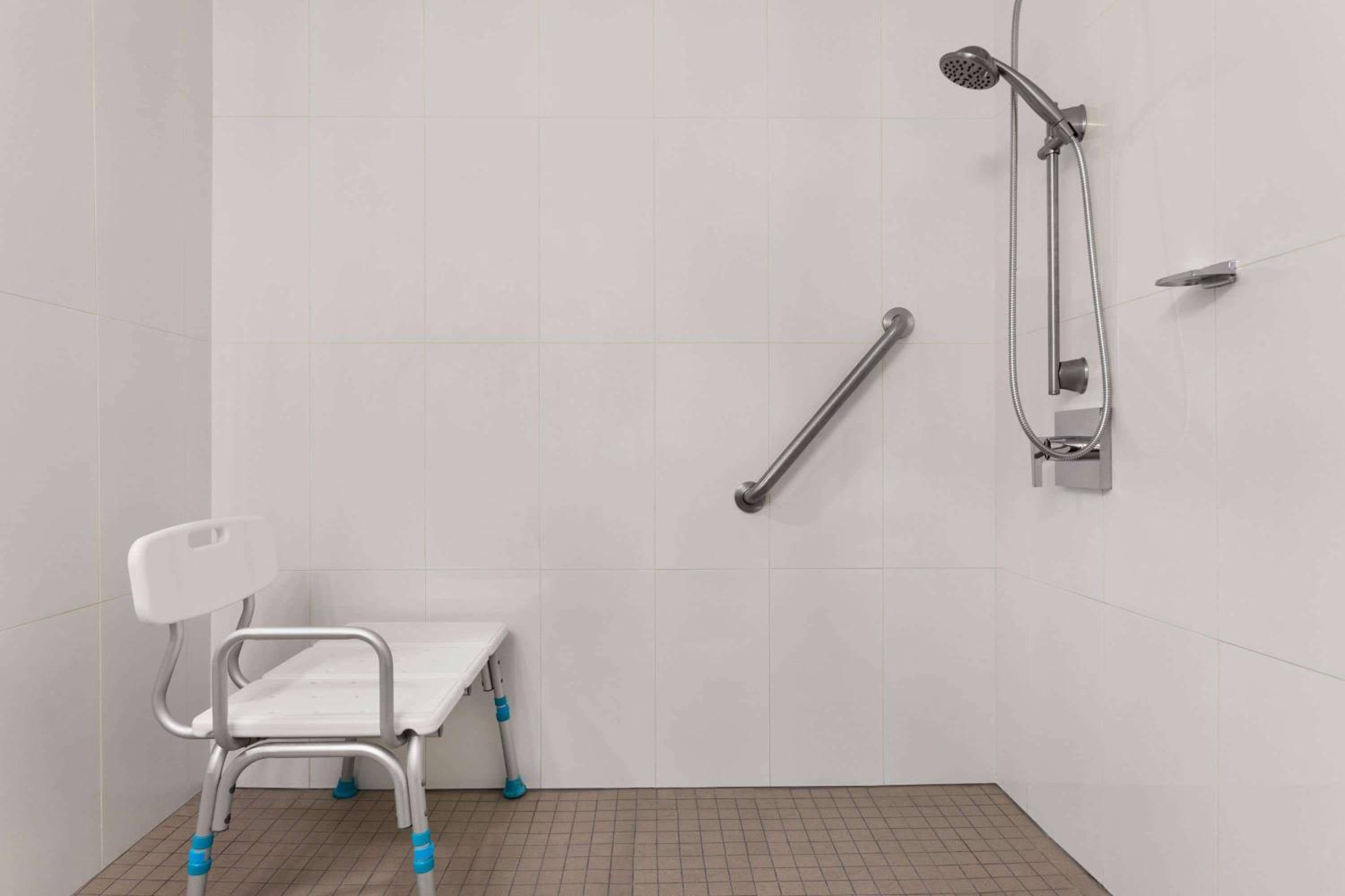 King Room - Wheelchair Accessible/Non-Smoking - Photo 2