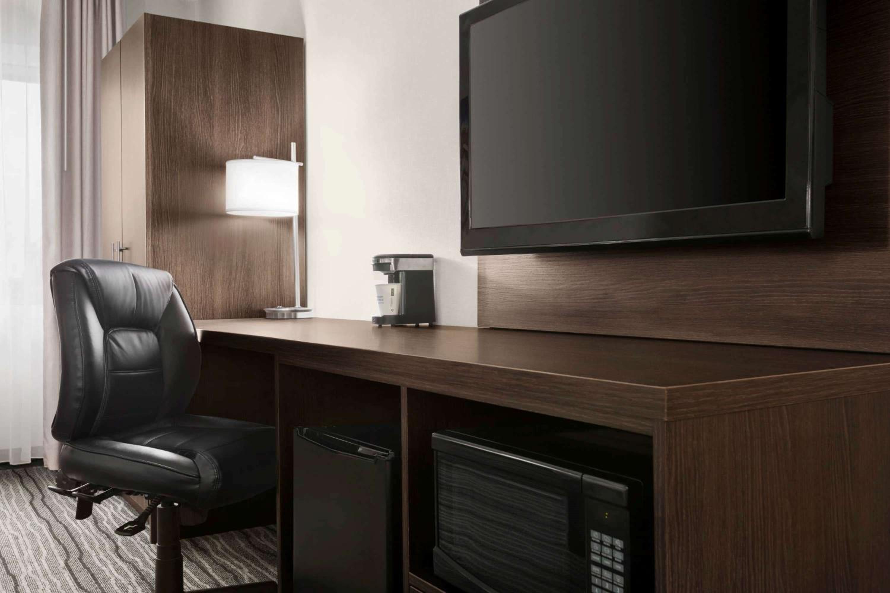 King Room - Non-Smoking - Photo 2