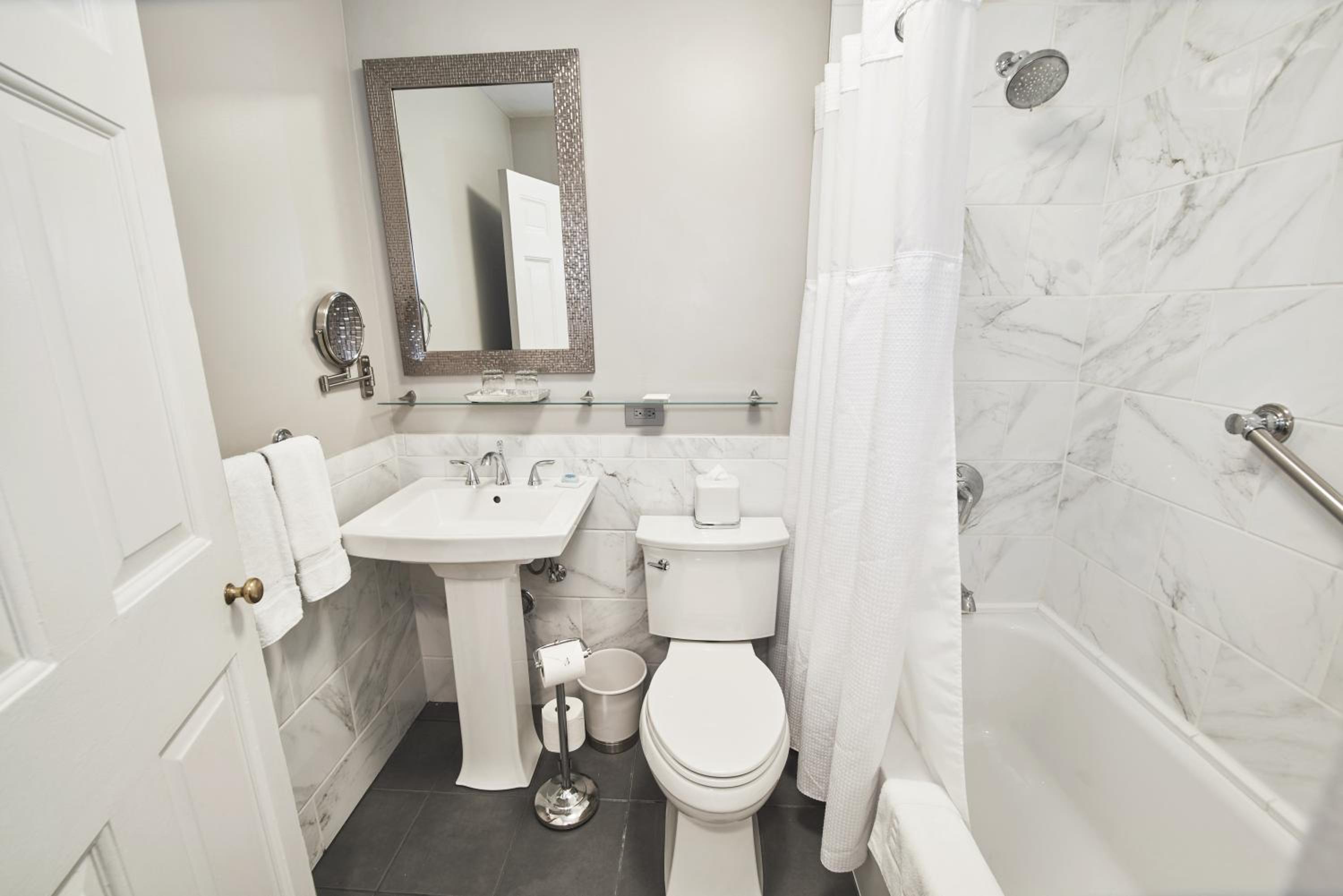 Superior Twin Room thumbnail 5