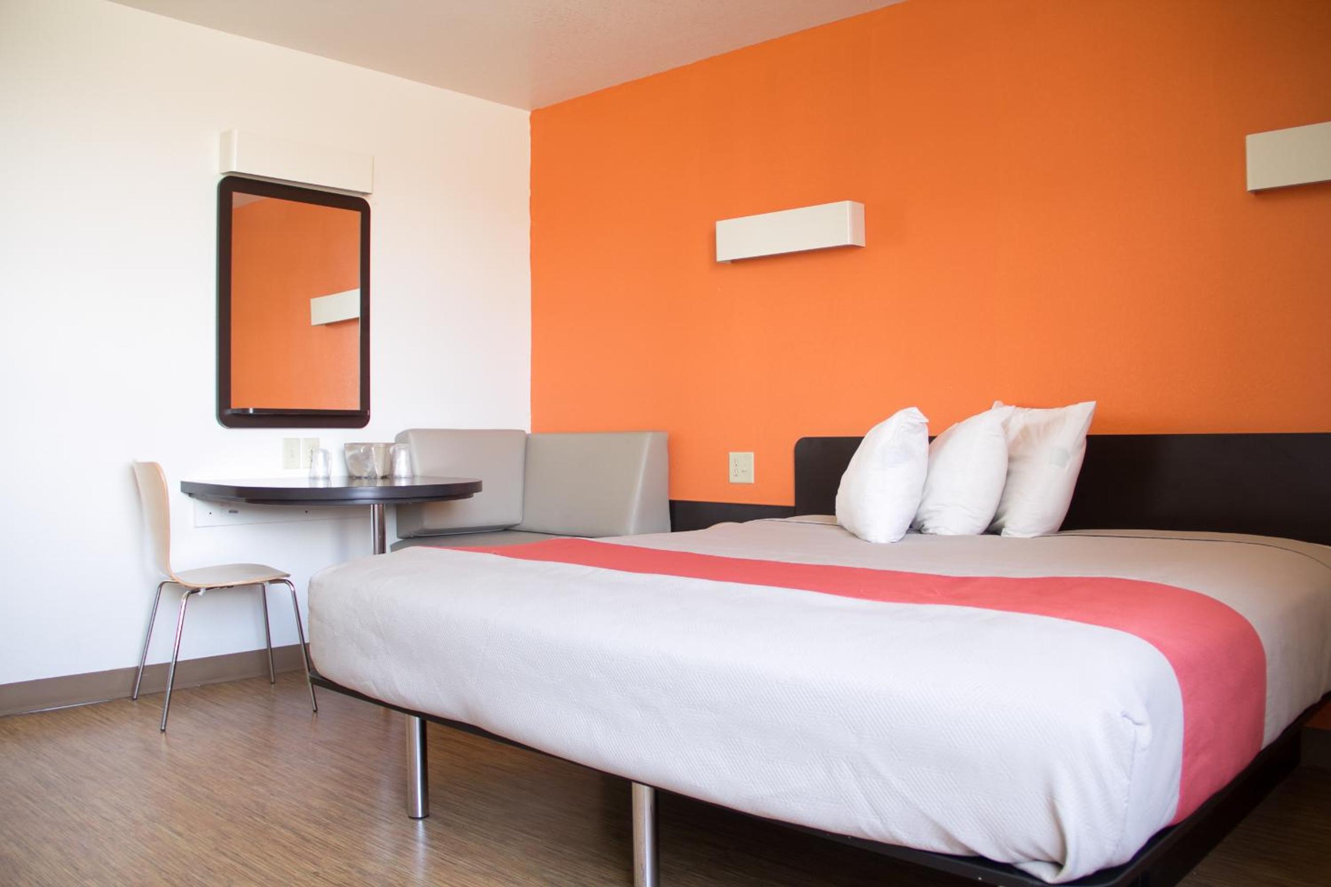 King Room - Non-Smoking - Photo 3