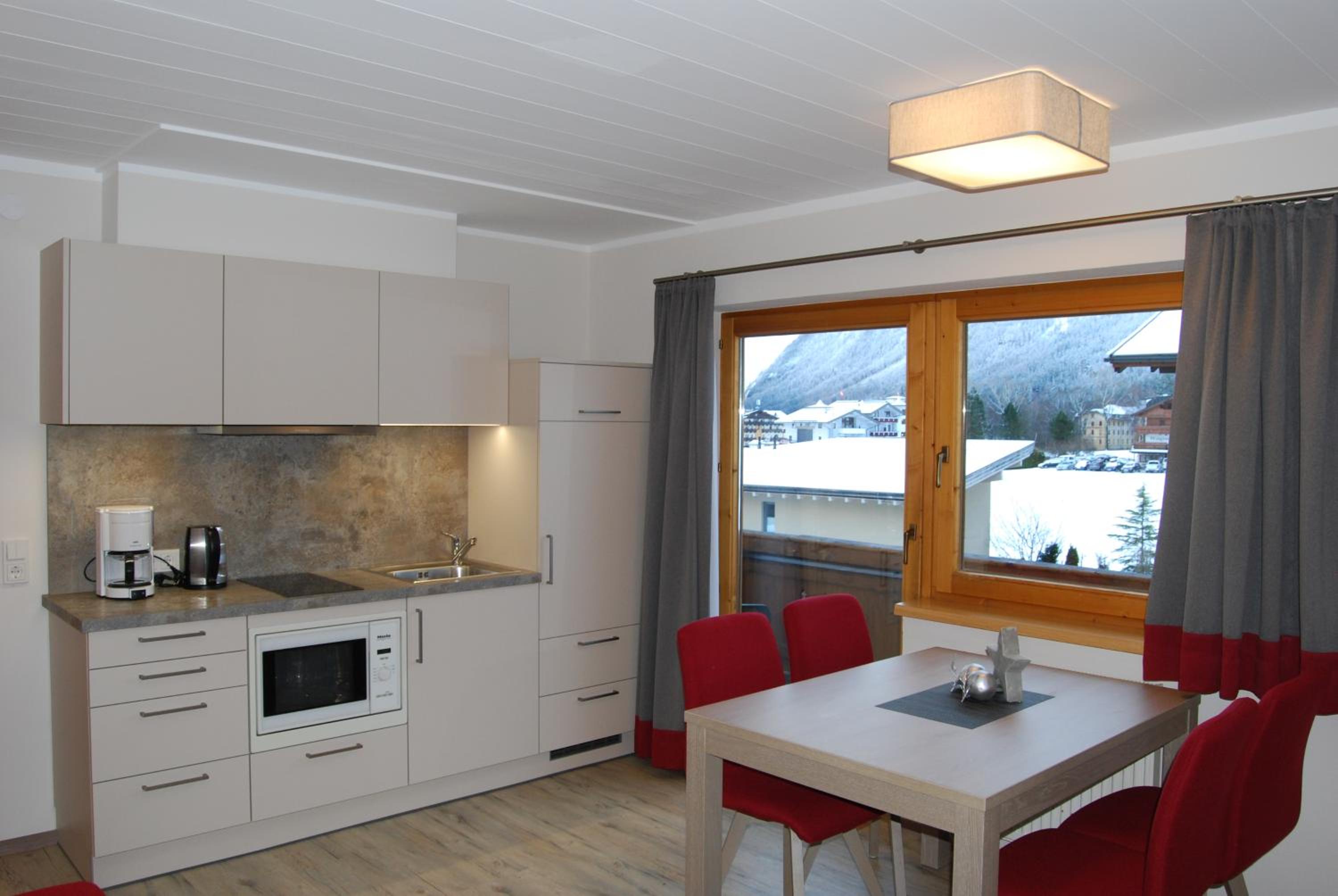 Apartment with Balcony and Mountain View photo 3