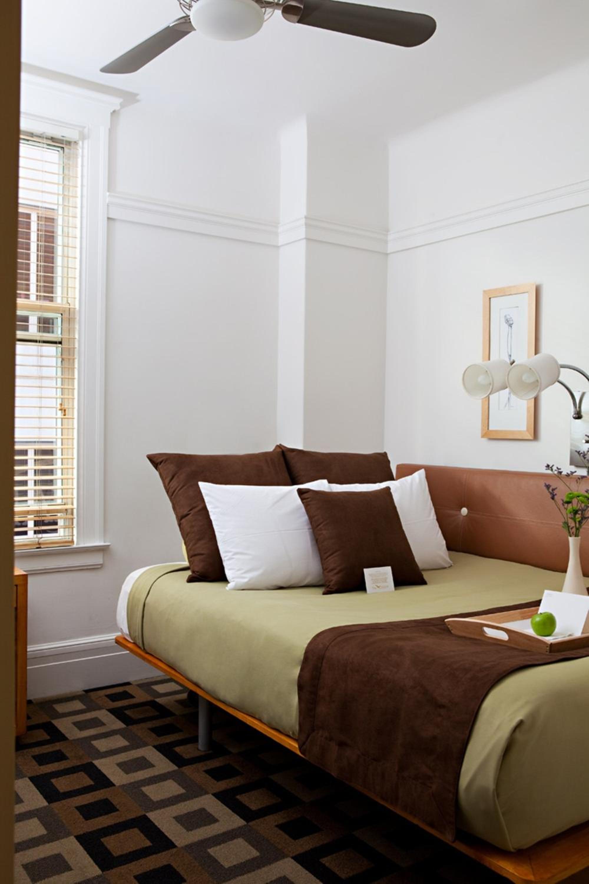 Queen Room with Shared Bath photo 1