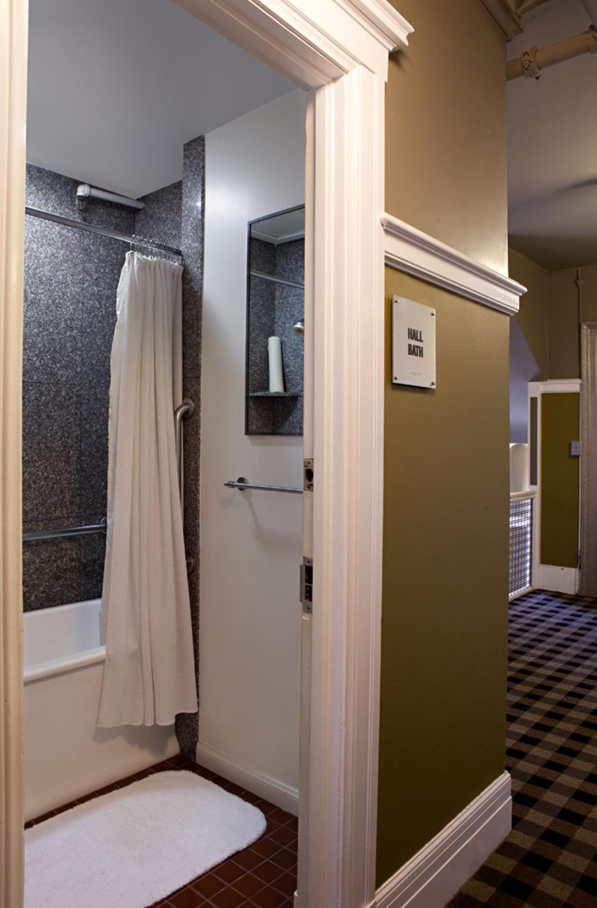 Queen Room with Shared Bath photo 2