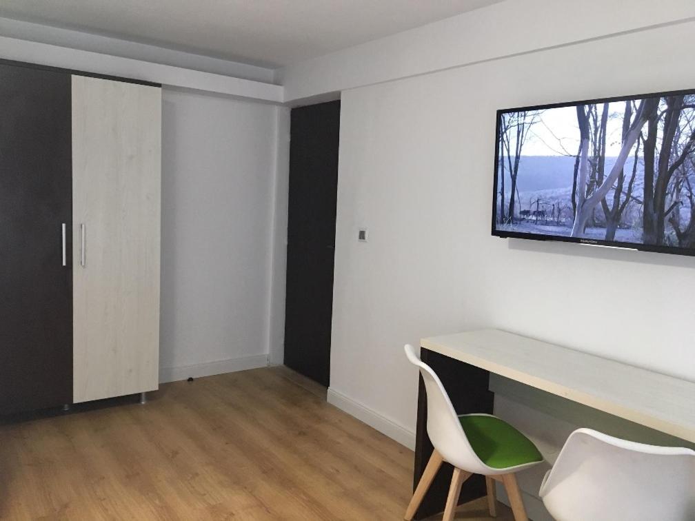 Large Double Room - Photo 1