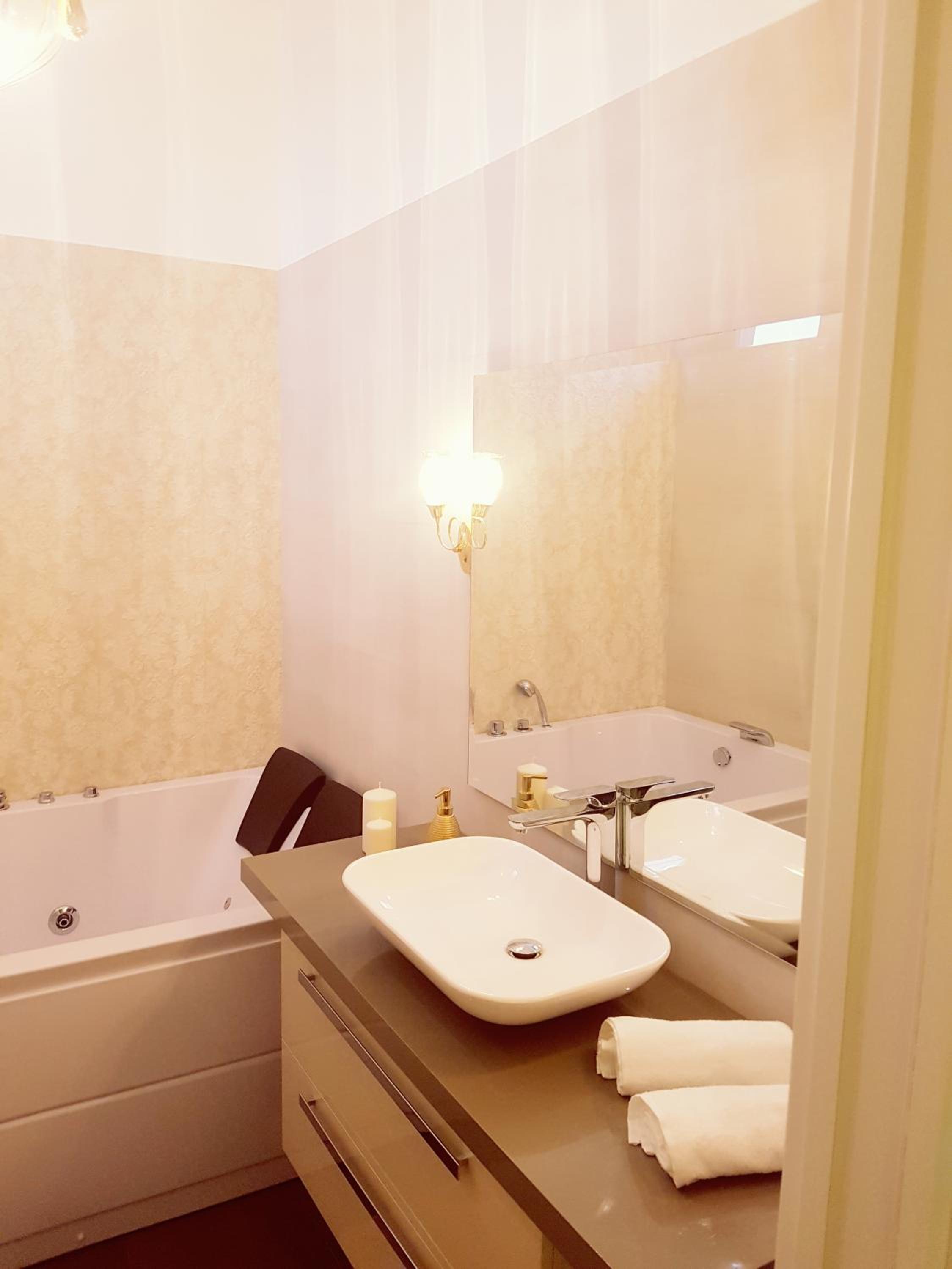 Queen Room with Garden View - Photo 9