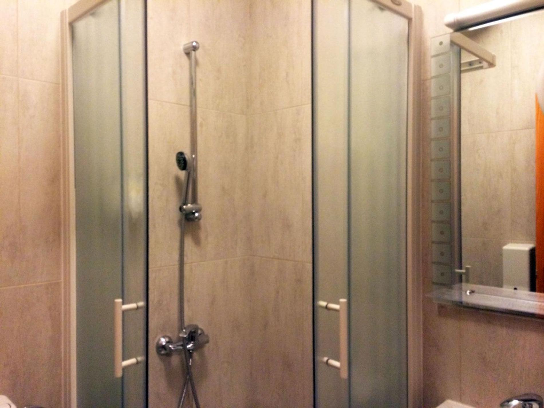 Double or Twin Room with Private Bathroom - Photo 3