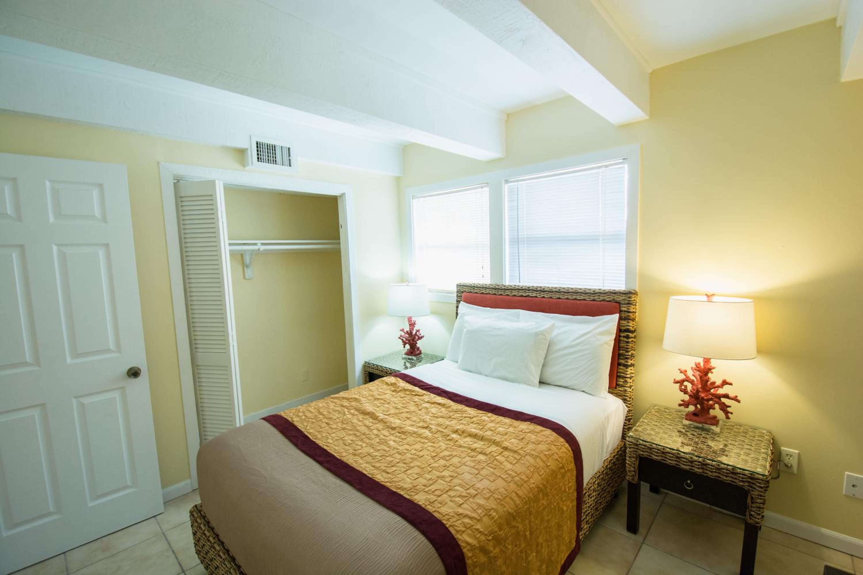 Two Bedroom Suite with Kitchen - Photo 7